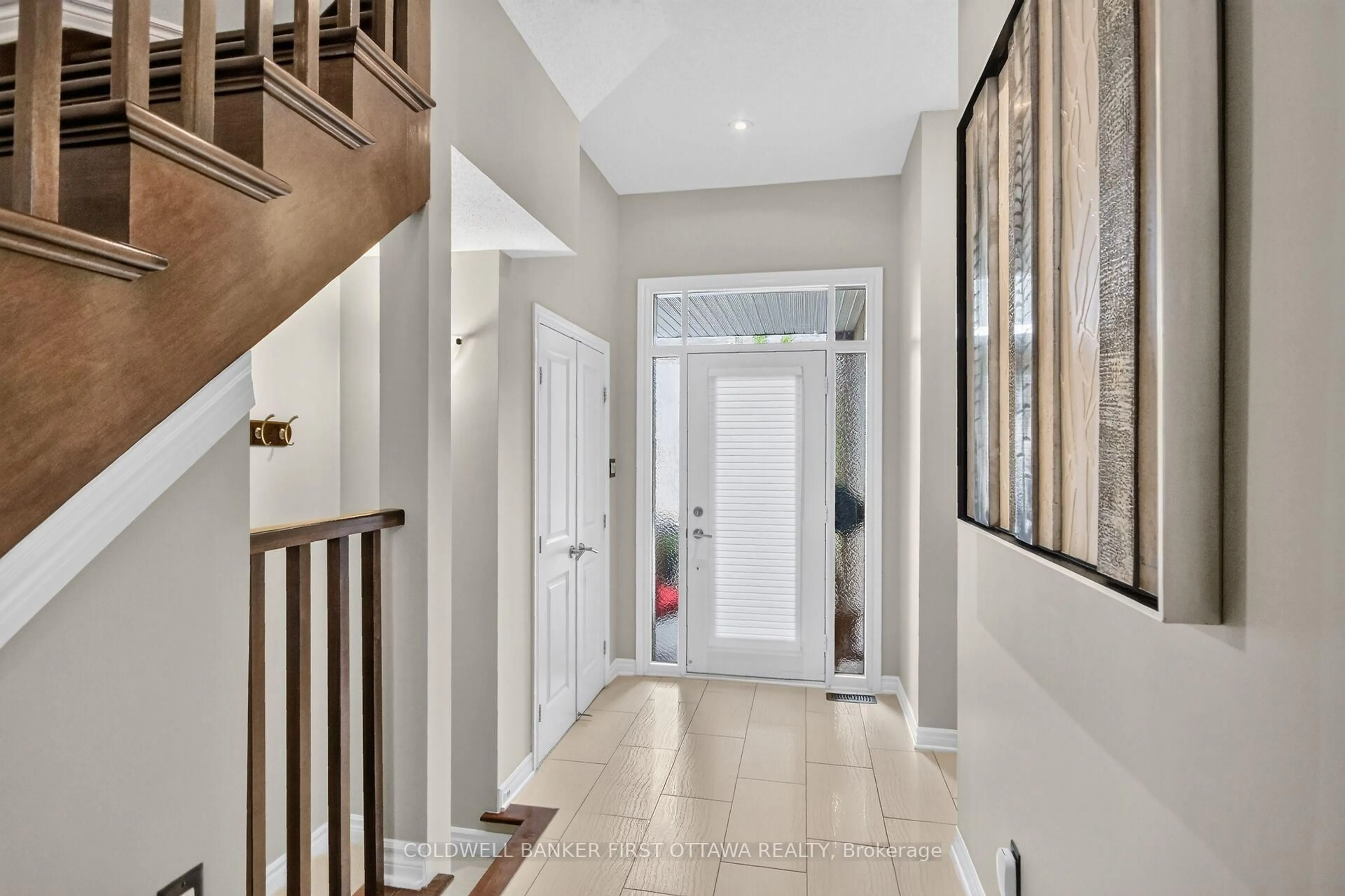 Indoor entryway for 184 Mattingly Way, Ottawa Ontario K4M 0C4