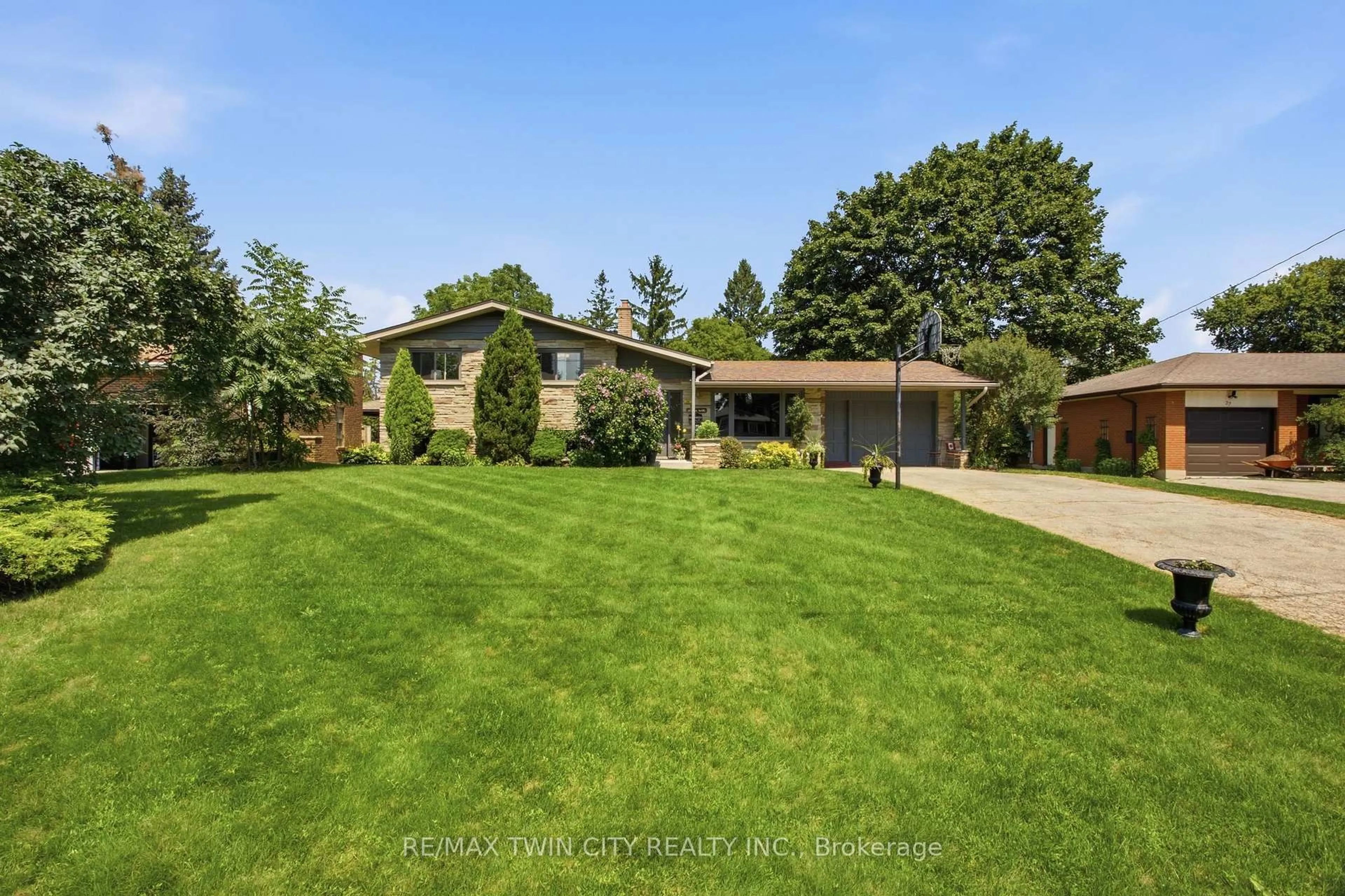 A pic from outside/outdoor area/front of a property/back of a property/a pic from drone, street for 28 Alice Cres, Wilmot Ontario N0B 0B2