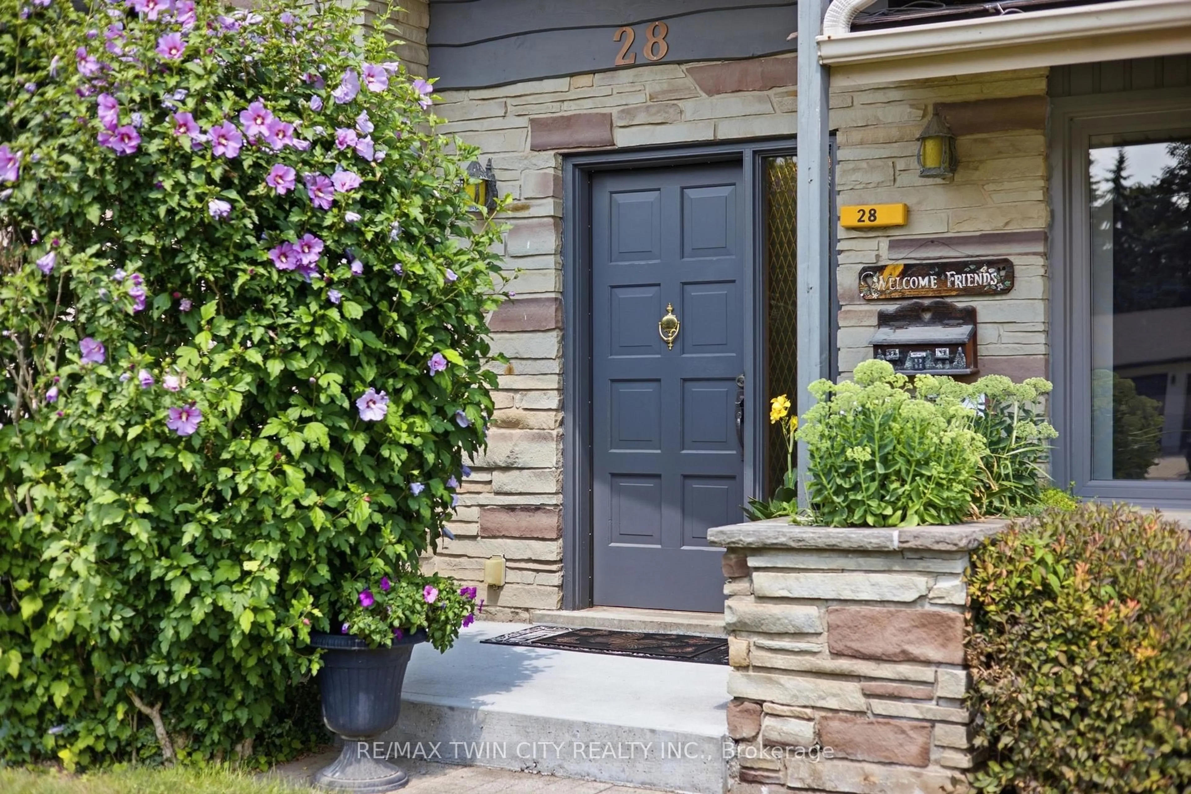 Indoor entryway for 28 Alice Cres, Wilmot Ontario N0B 0B2