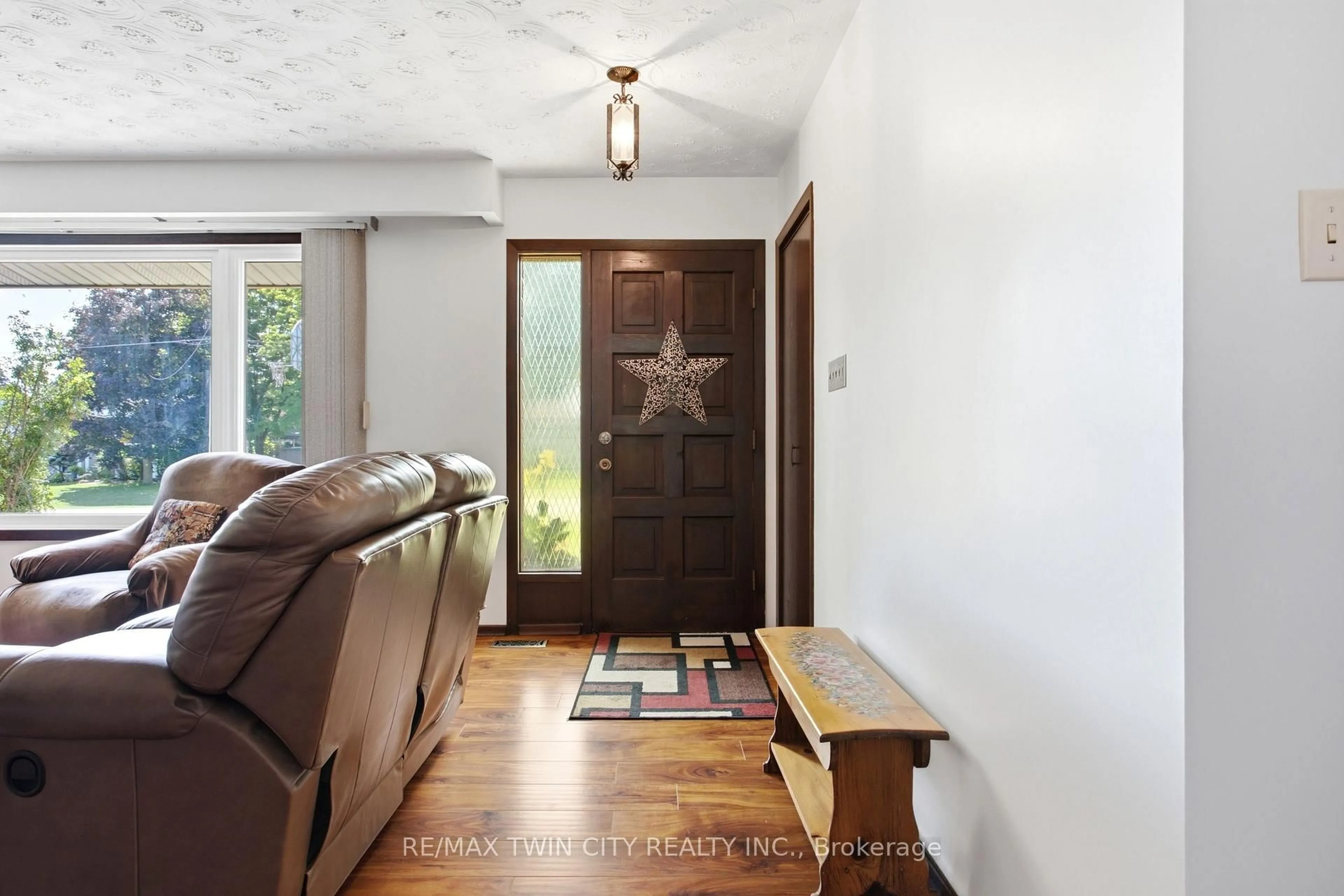 Indoor entryway for 28 Alice Cres, Wilmot Ontario N0B 0B2