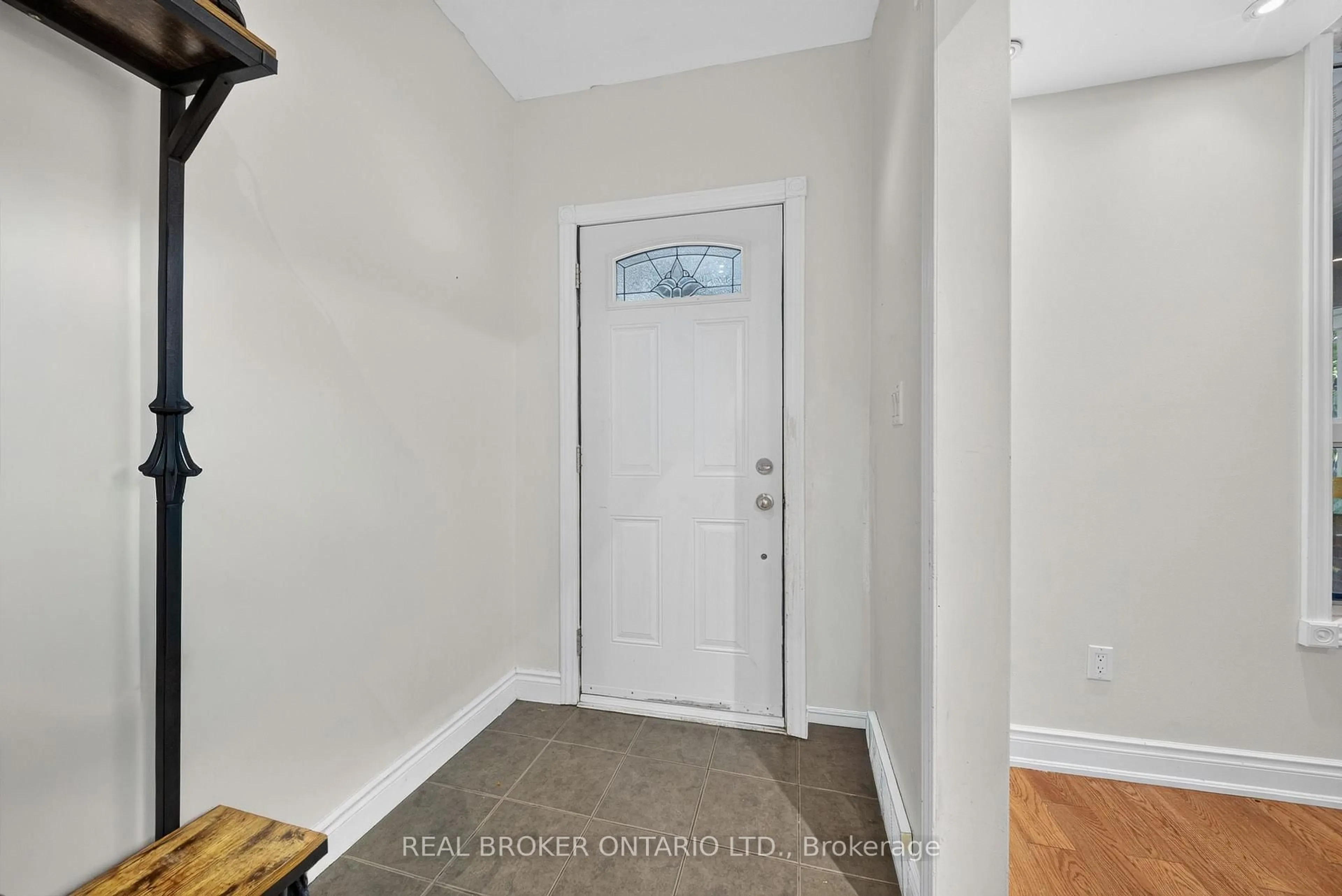 Indoor entryway for 109 Gladstone Ave, Hamilton Ontario L8M 2H8