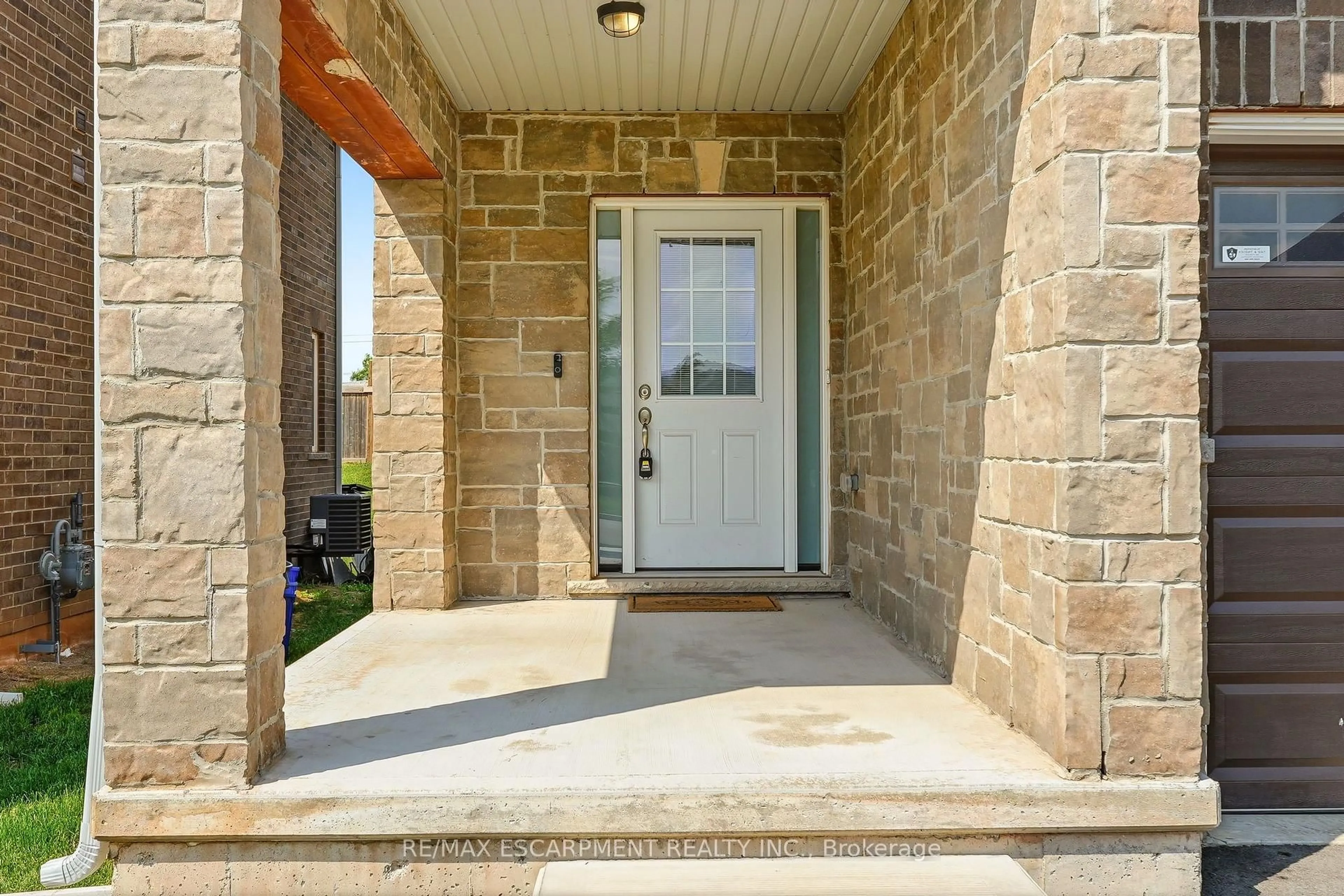 Indoor entryway for 67 PINOT Cres, Hamilton Ontario L8E 0J9