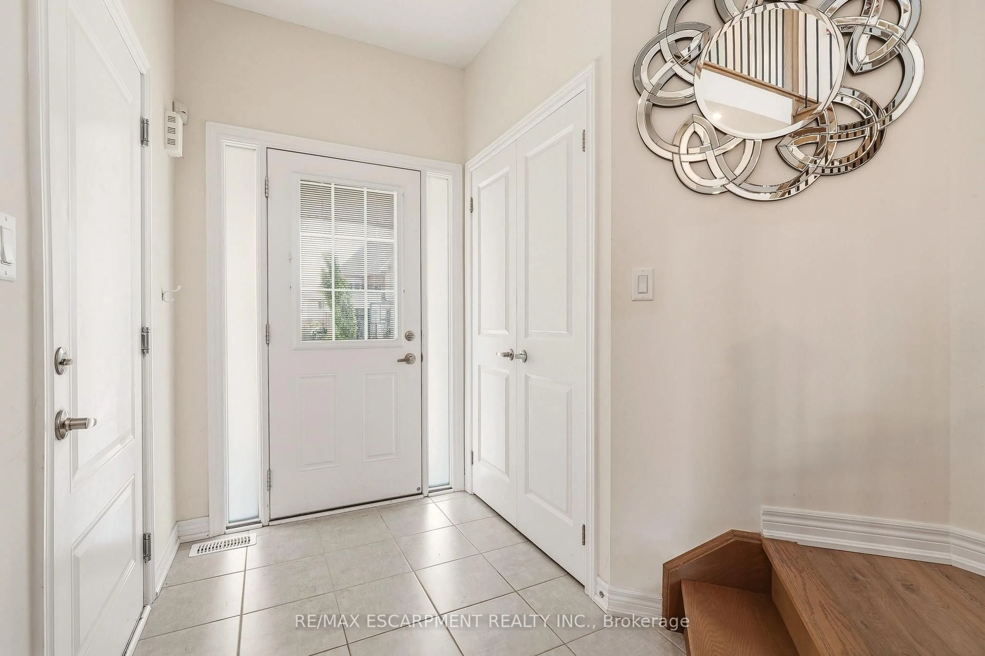 Indoor entryway for 67 PINOT Cres, Hamilton Ontario L8E 0J9