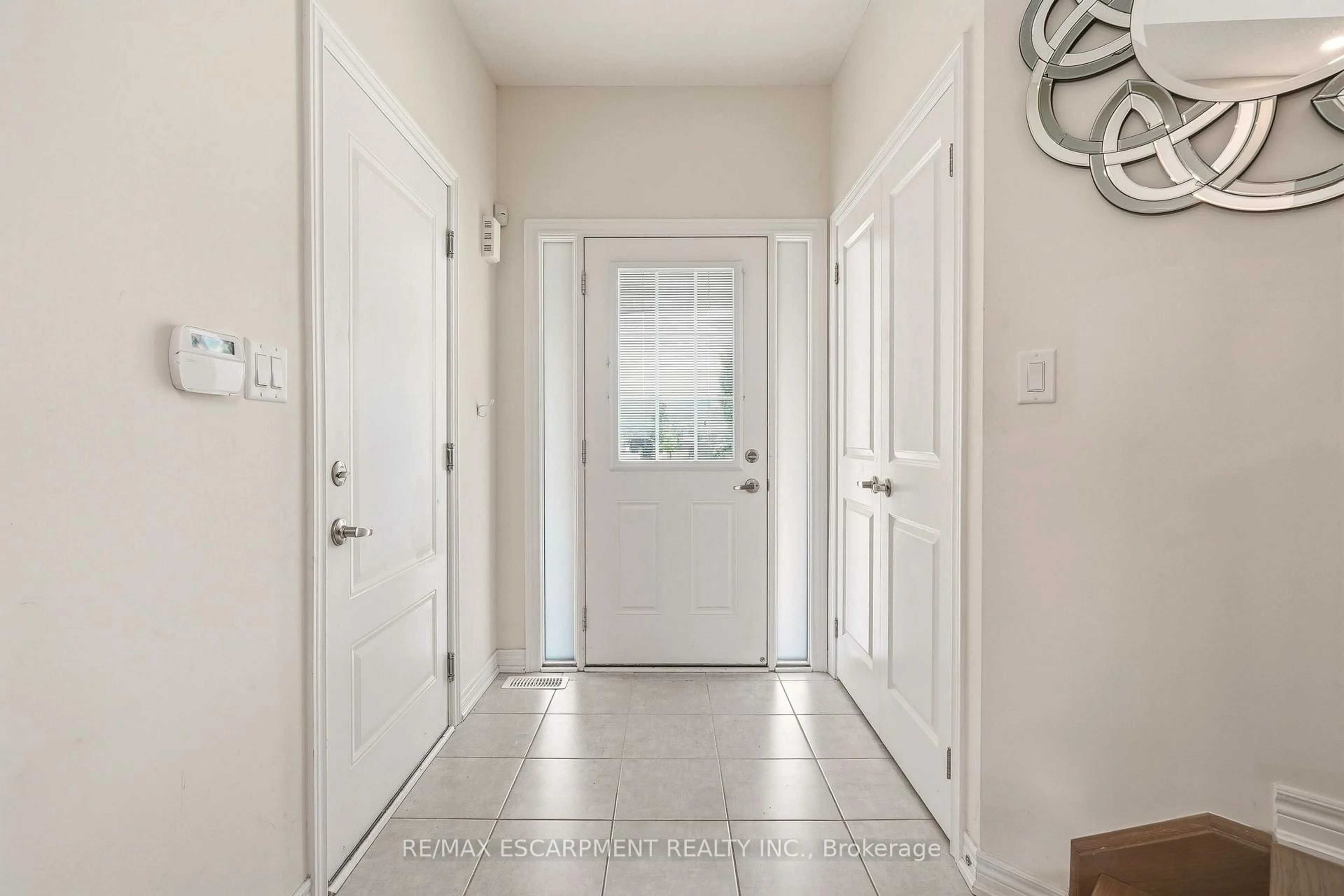 Indoor entryway for 67 PINOT Cres, Hamilton Ontario L8E 0J9
