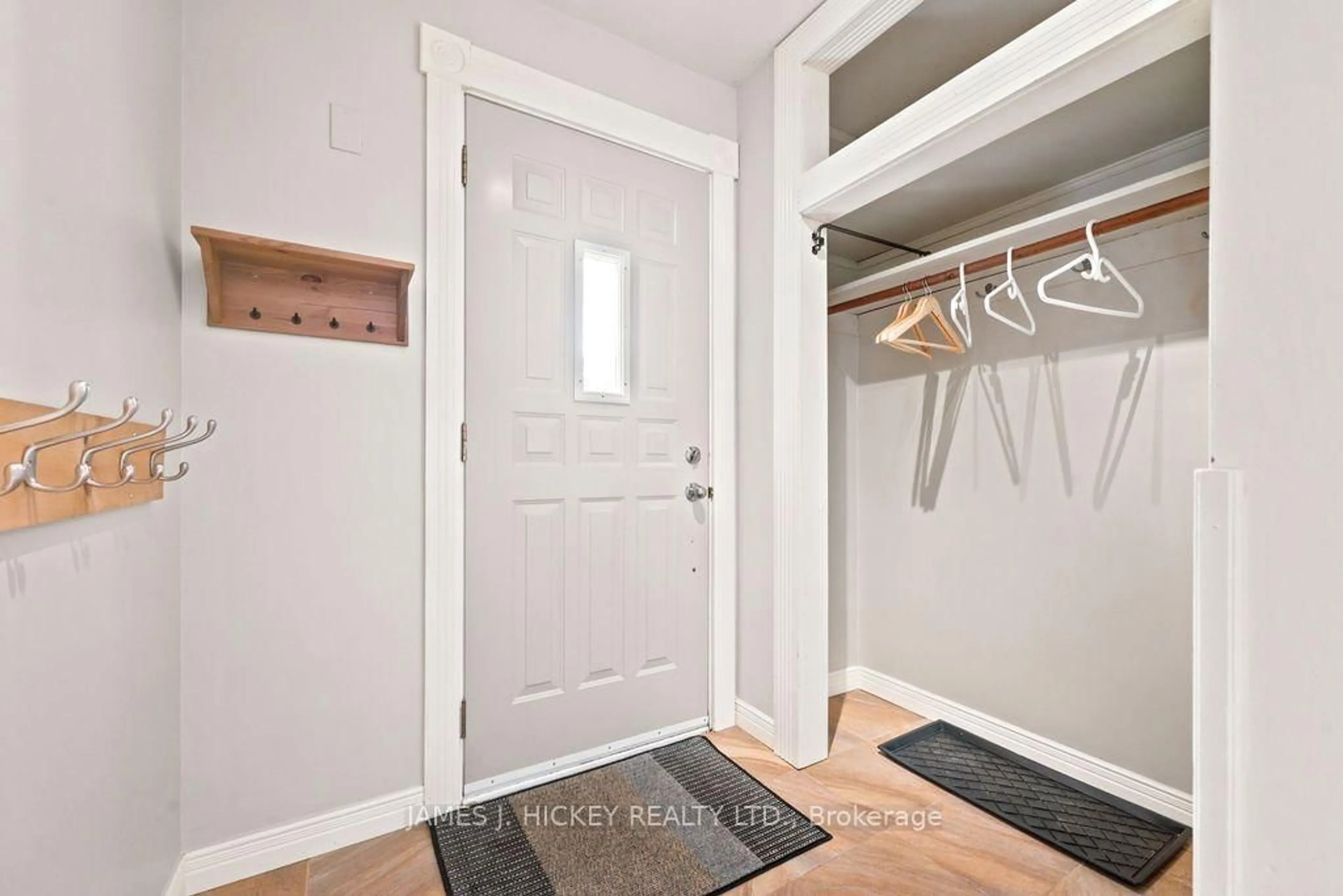 Indoor entryway for 18 Silvie St, Deep River Ontario K0J 1P0