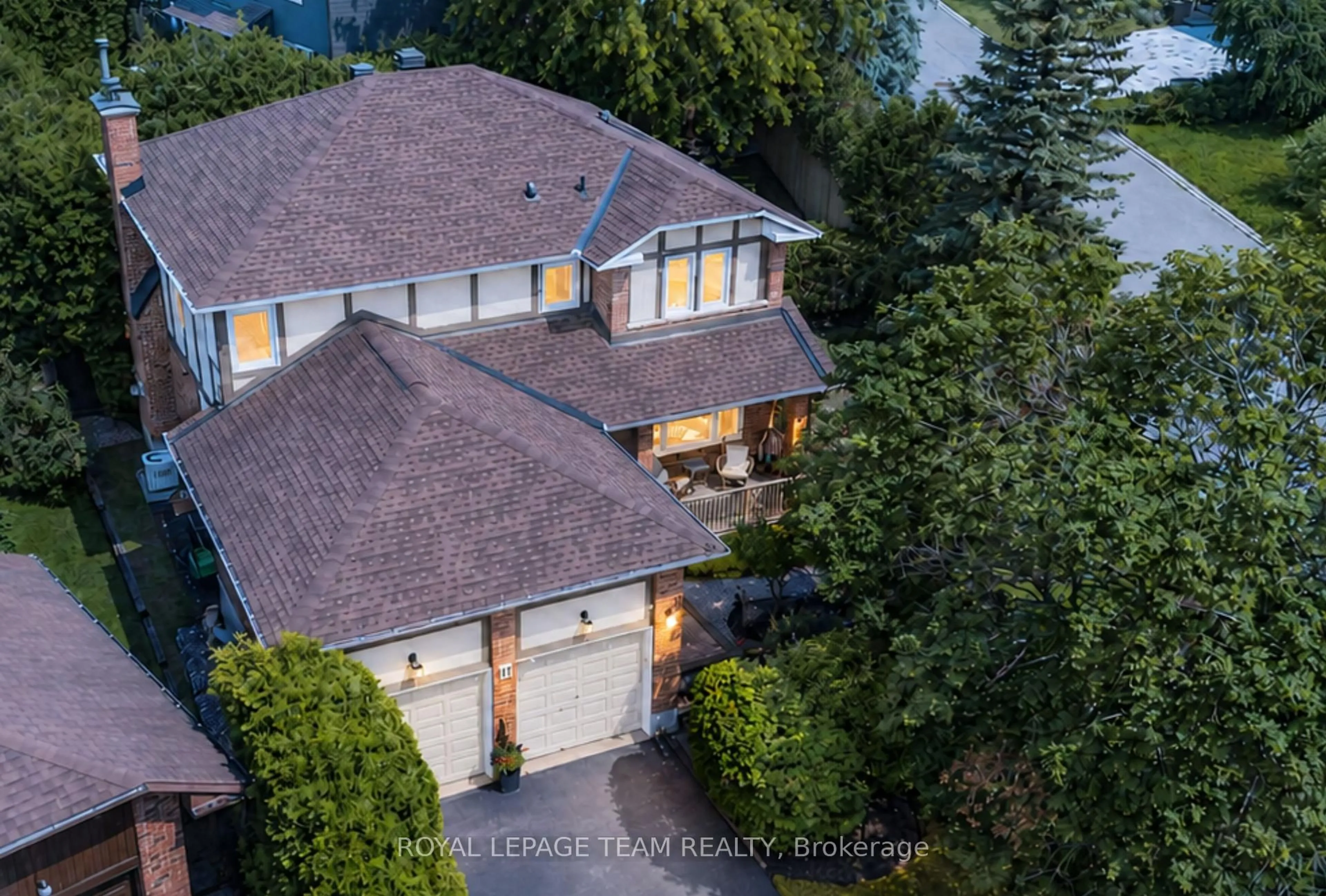 A pic from outside/outdoor area/front of a property/back of a property/a pic from drone, street for 11 Fessenden Way, Ottawa Ontario K2L 3L1