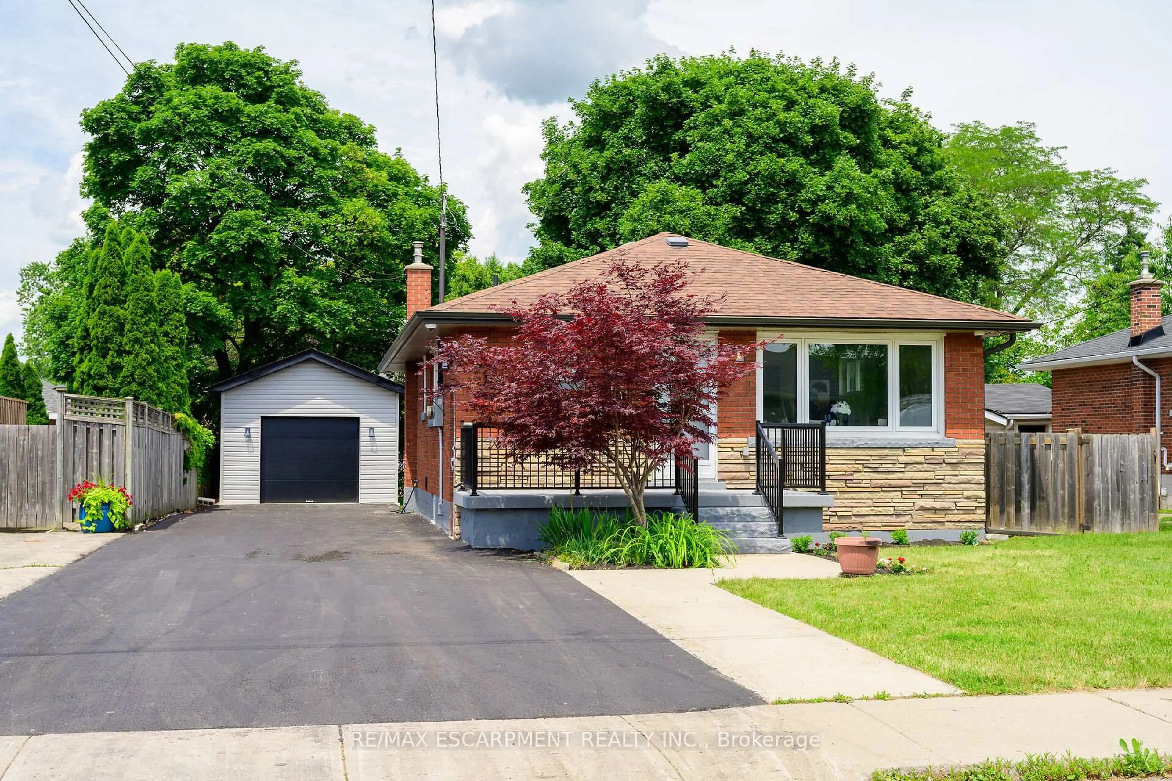 Home with brick exterior material, street for 150 Howard Ave, Hamilton Ontario L9A 2W8
