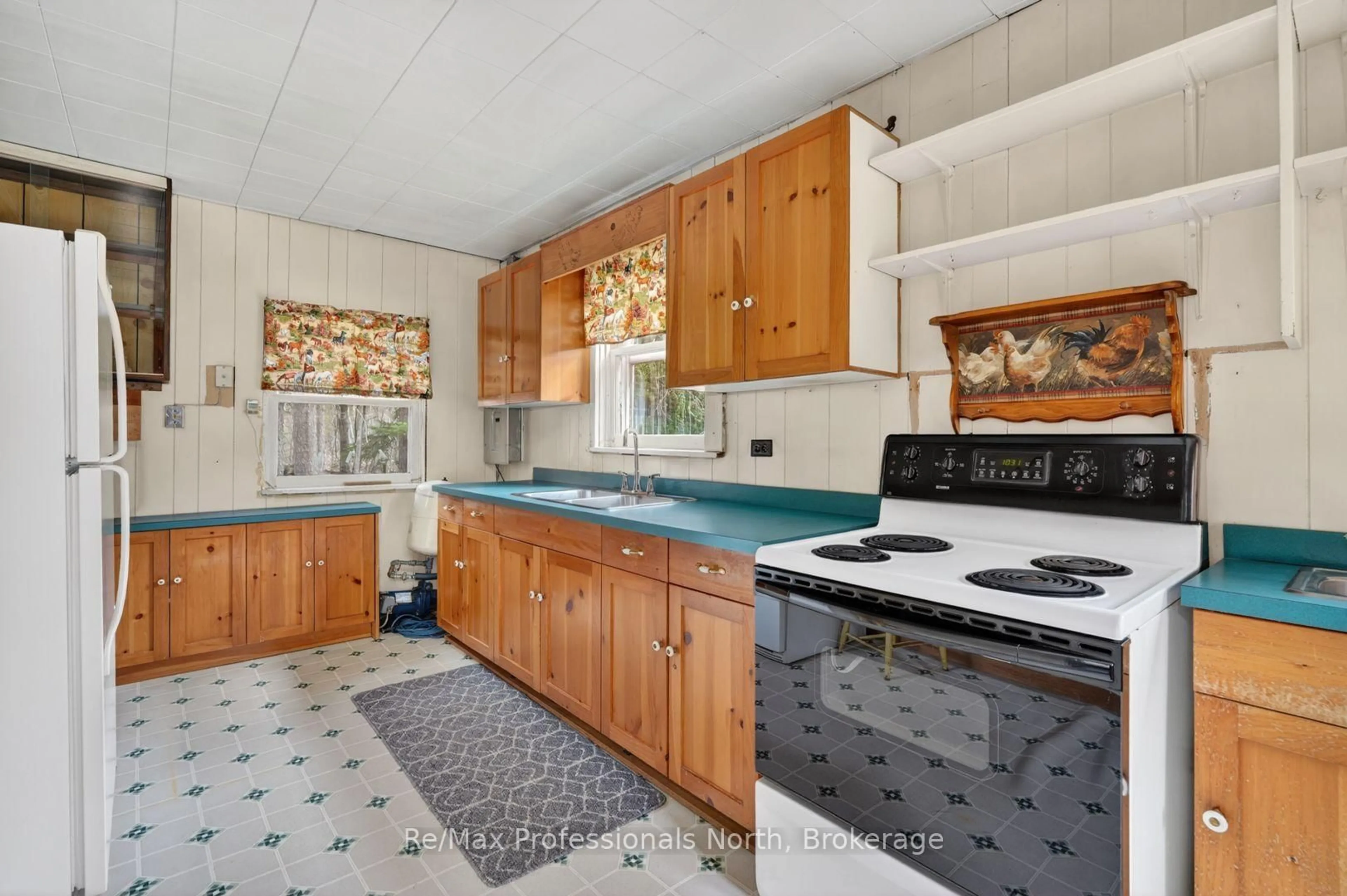 Standard kitchen, ceramic/tile floor for 3640 Muskoka Rd 117 Rd, Lake of Bays Ontario P0B 1A0
