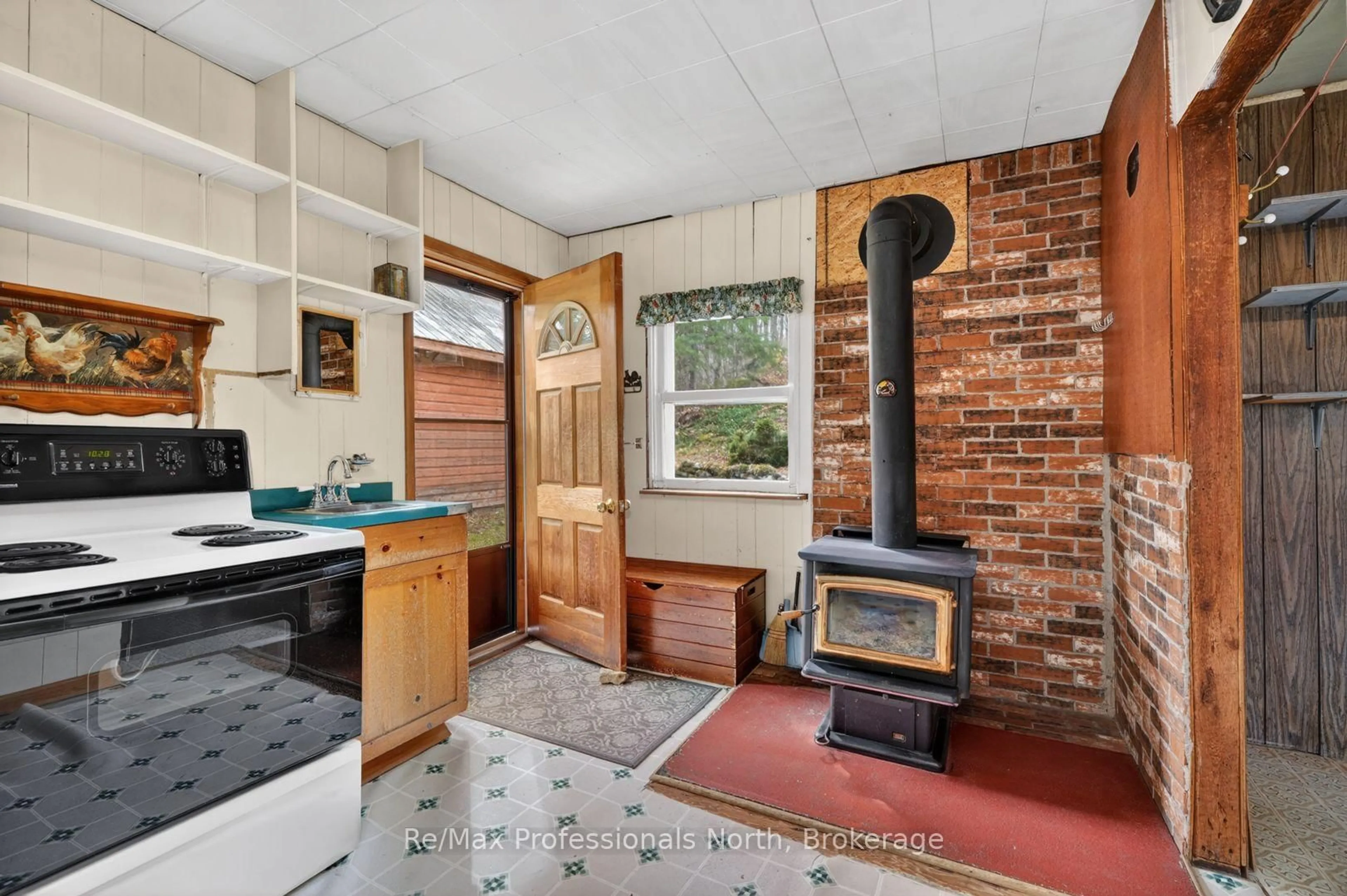 Standard kitchen, ceramic/tile floor for 3640 Muskoka Rd 117 Rd, Lake of Bays Ontario P0B 1A0
