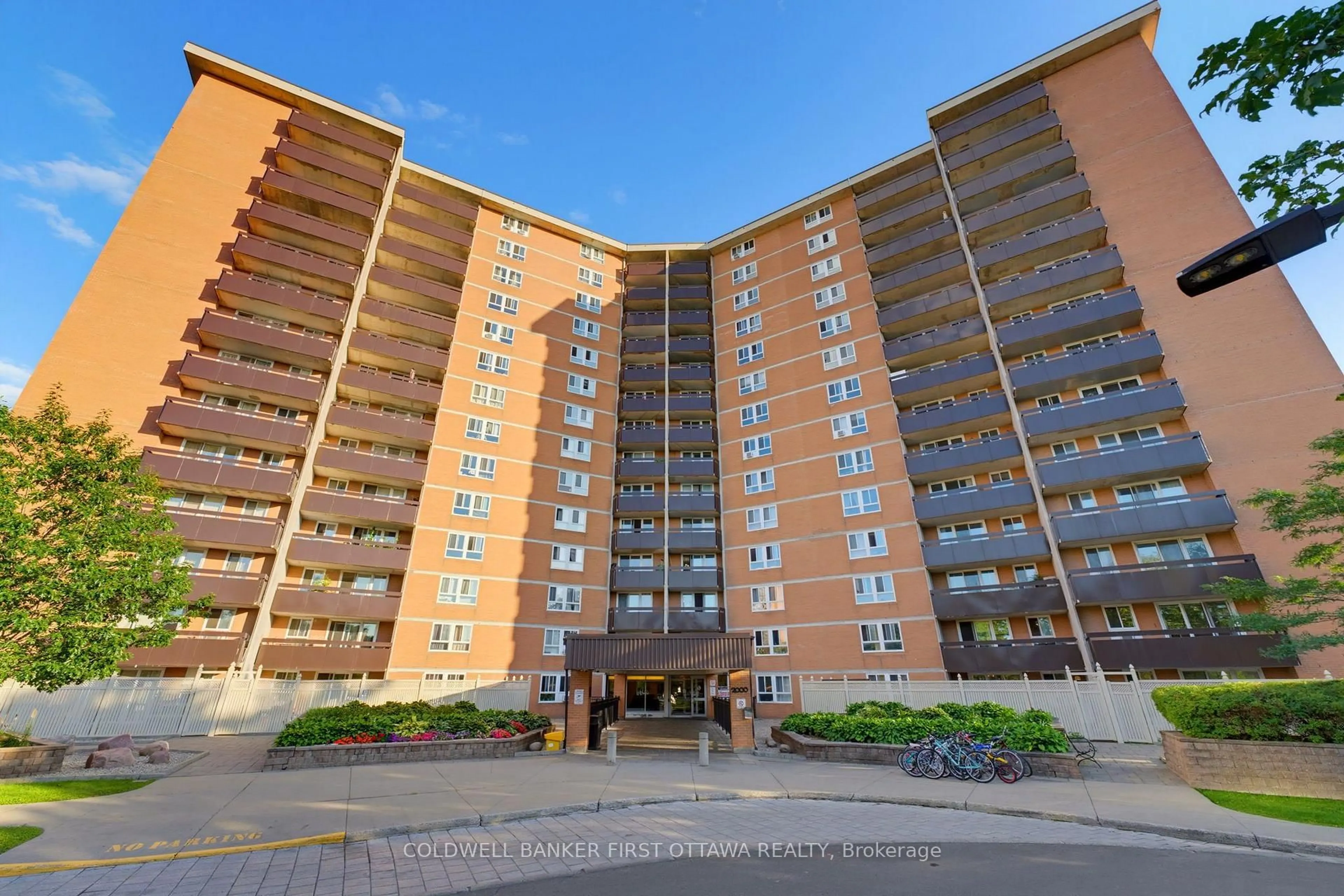 Indoor foyer for 2000 Jasmine Cres #803, Ottawa Ontario K1J 8K4