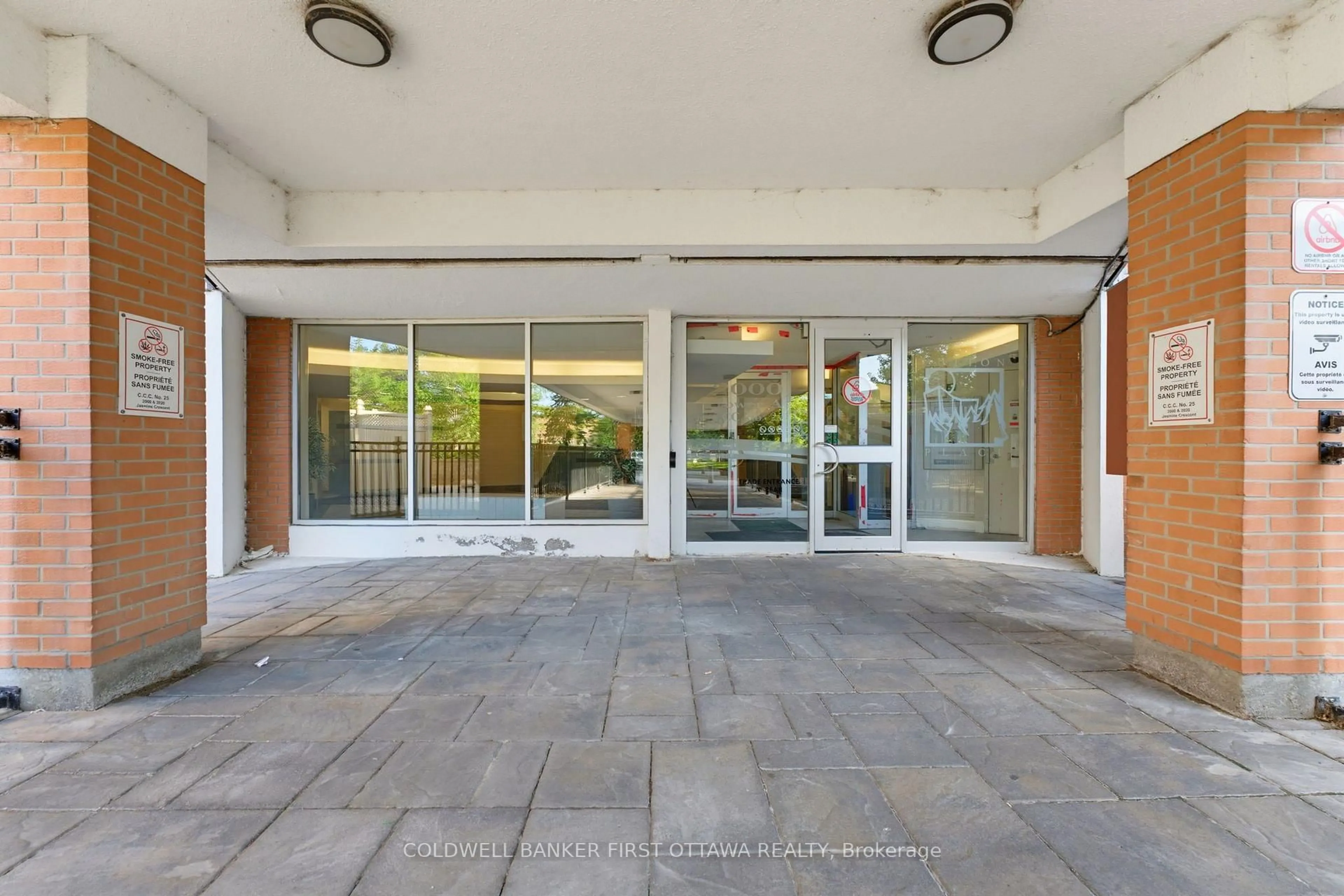 Indoor foyer for 2000 Jasmine Cres #803, Ottawa Ontario K1J 8K4