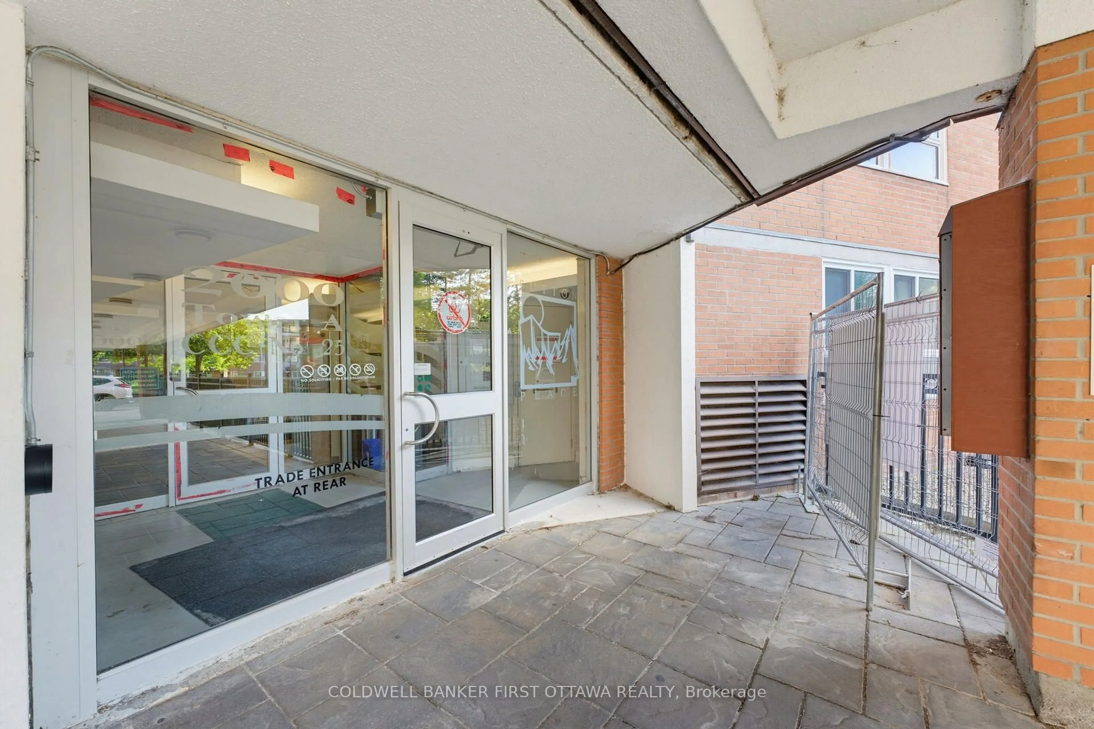 Indoor foyer for 2000 Jasmine Cres #803, Ottawa Ontario K1J 8K4
