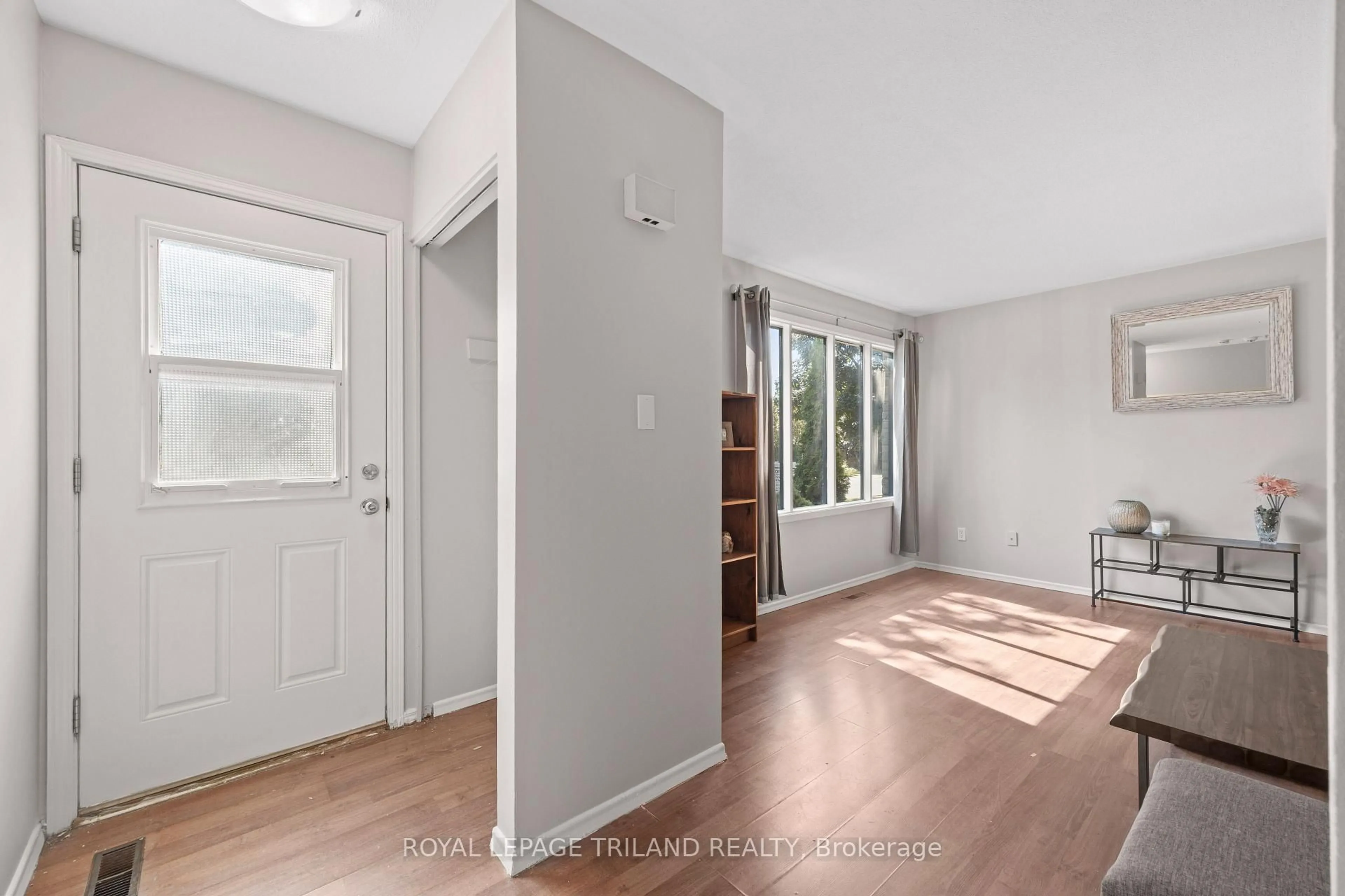 Indoor entryway for 1769 Aldersbrook Rd, London North Ontario N6G 3E2