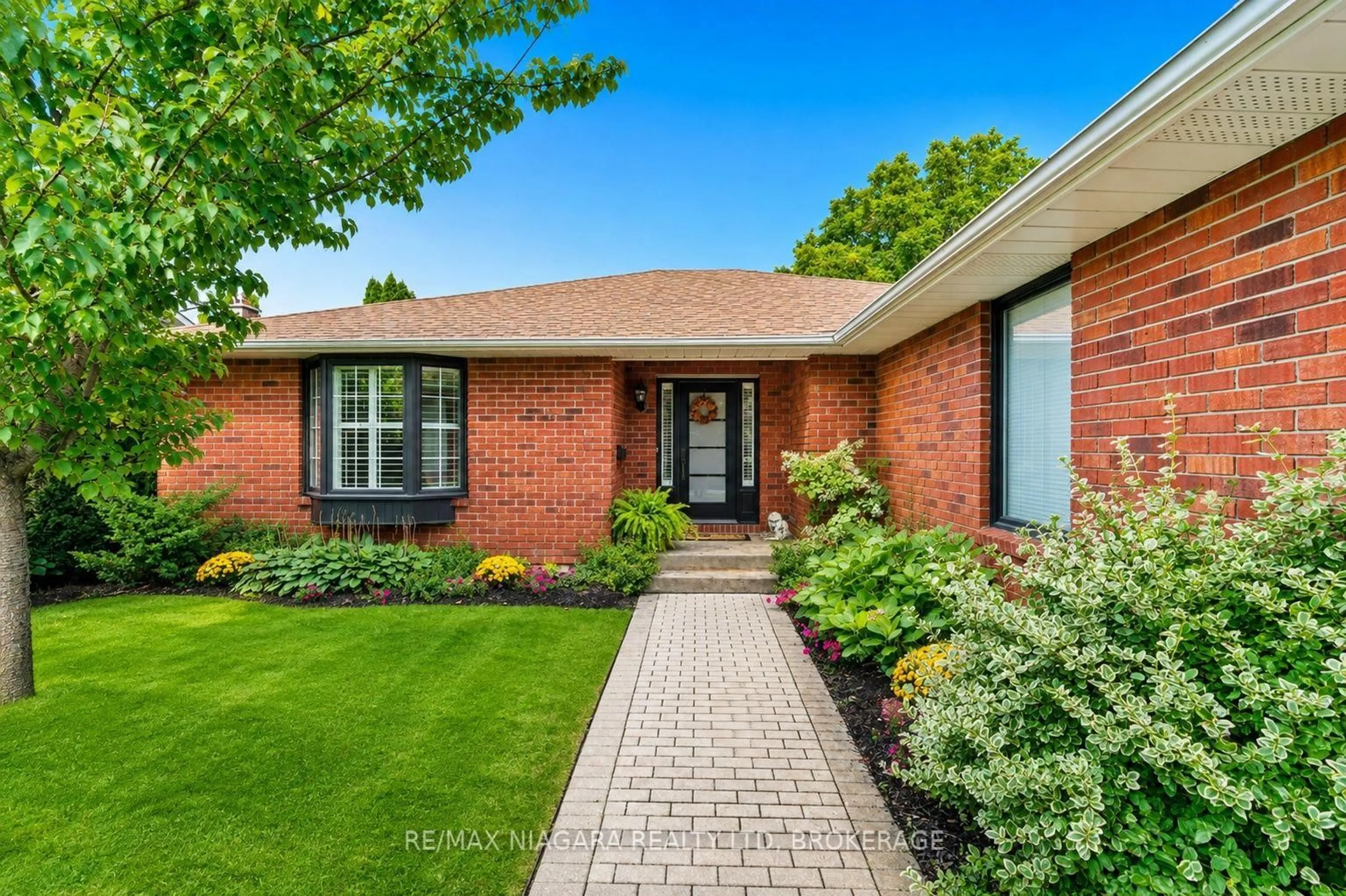 Home with brick exterior material, street for 54 The Promenade, Niagara-on-the-Lake Ontario L0R 1J0