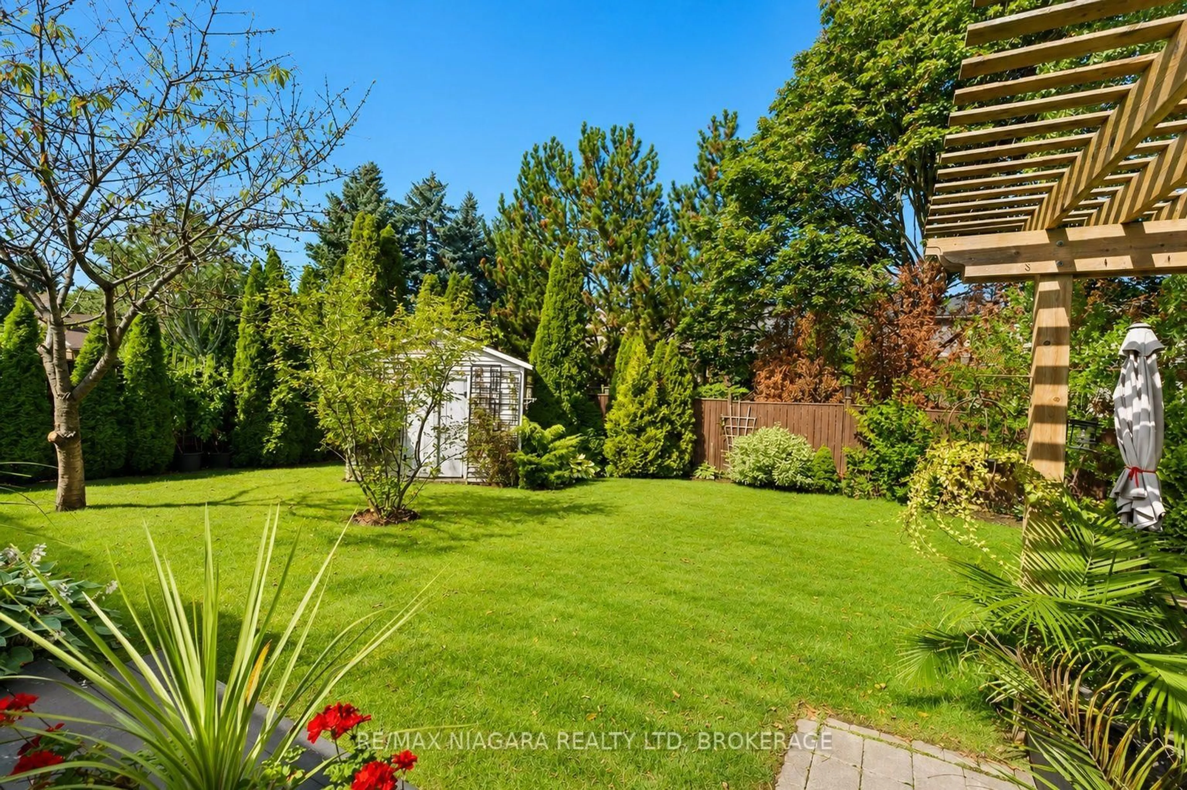 A pic from outside/outdoor area/front of a property/back of a property/a pic from drone, forest/trees view for 54 The Promenade, Niagara-on-the-Lake Ontario L0R 1J0