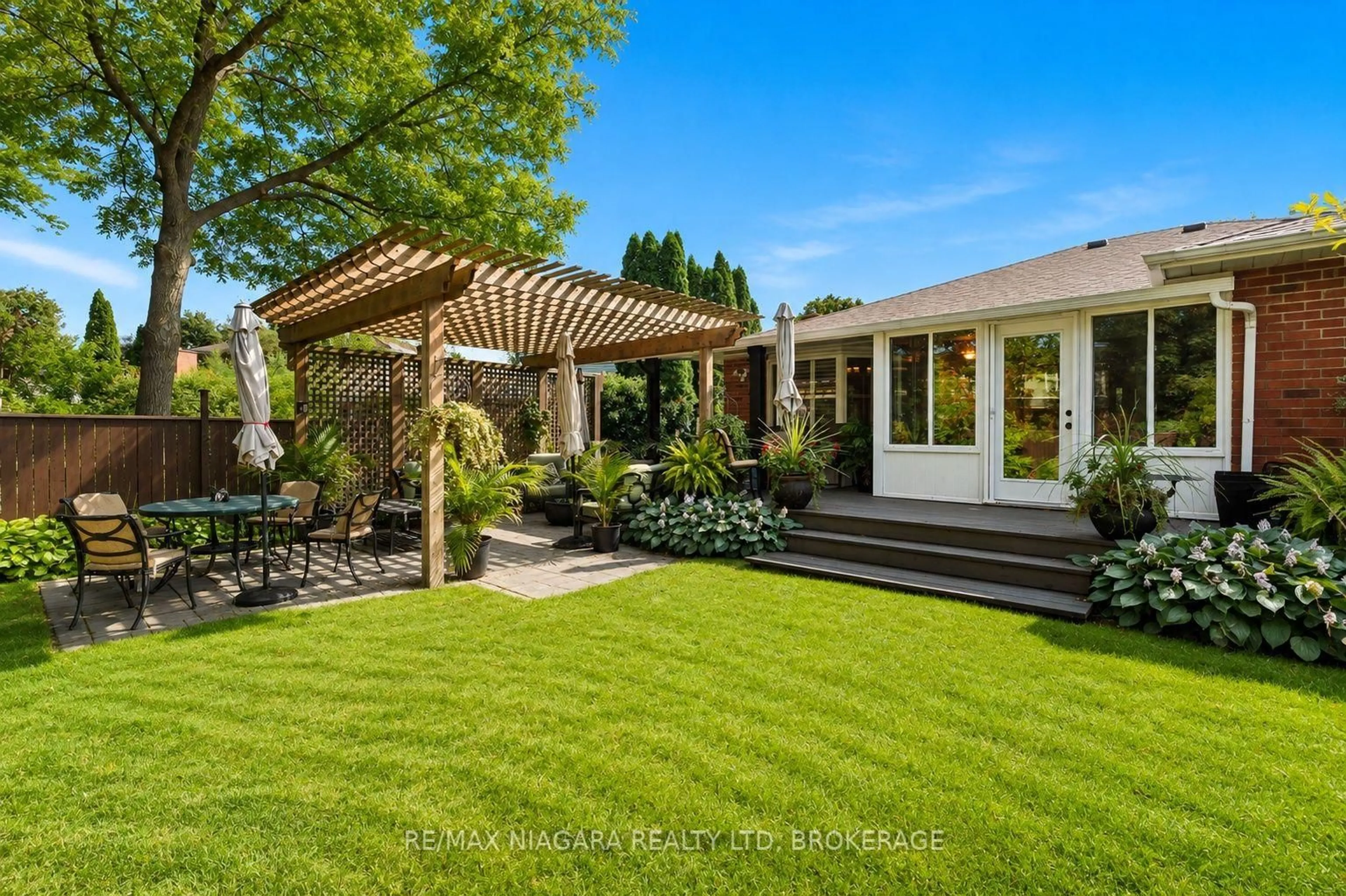 Patio, street for 54 The Promenade, Niagara-on-the-Lake Ontario L0R 1J0