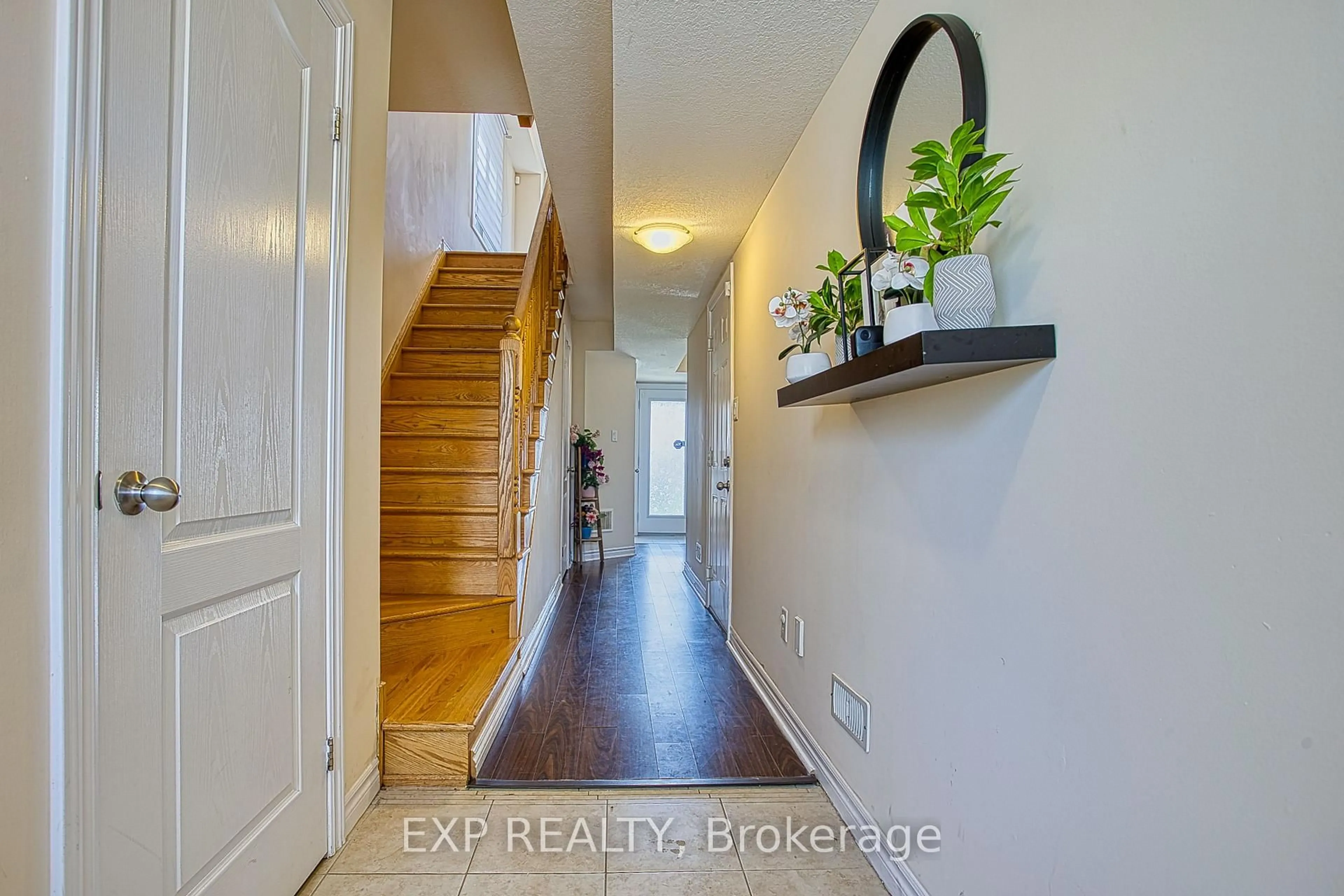 Indoor entryway for 61 Mayland Tr, Hamilton Ontario L8J 0G4