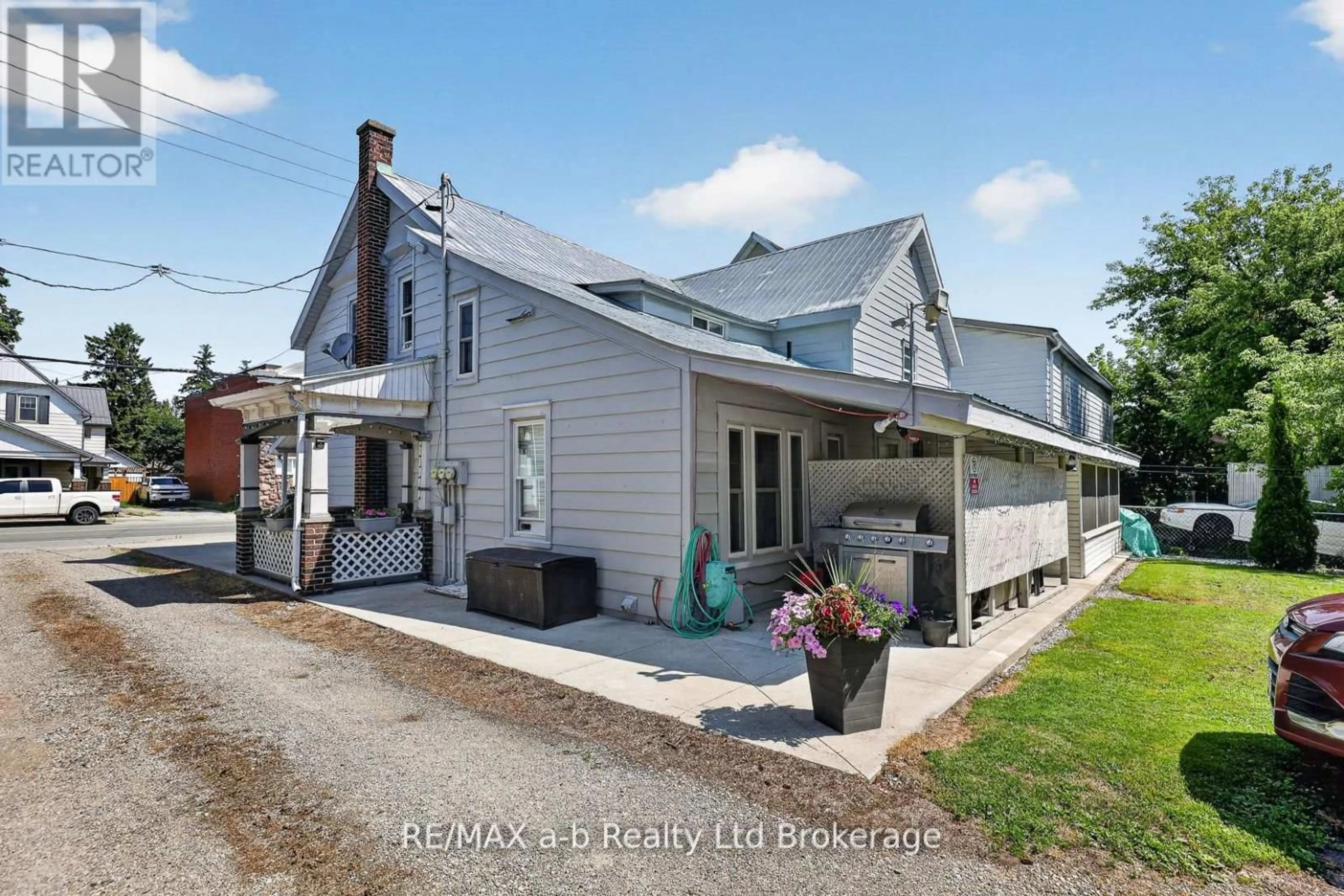 A pic from outside/outdoor area/front of a property/back of a property/a pic from drone, street for 133 Dundas St, Zorra Ontario N0M 2M0