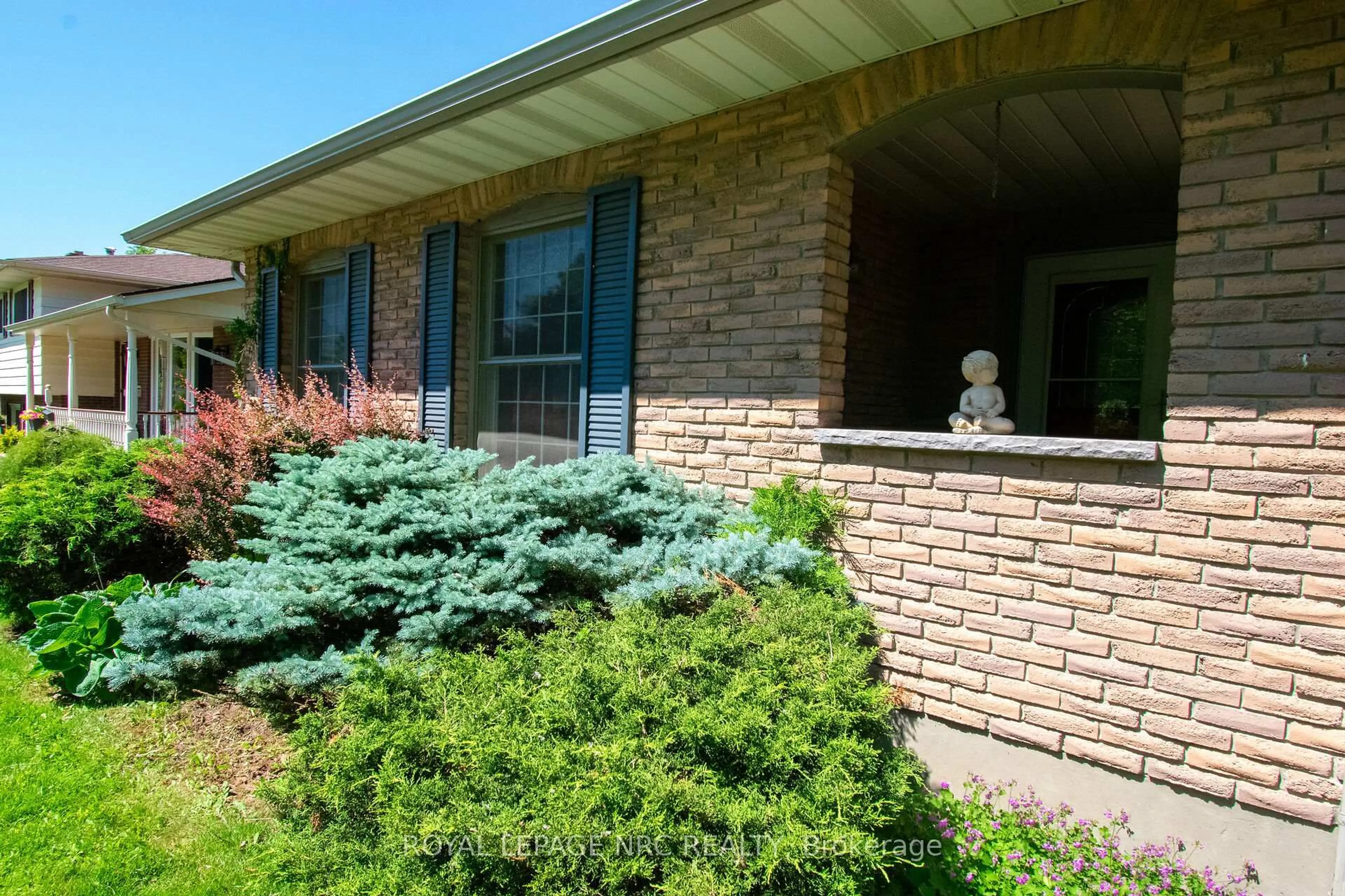 Home with brick exterior material, street for 34 Woodington Pl, Welland Ontario L3C 2J2