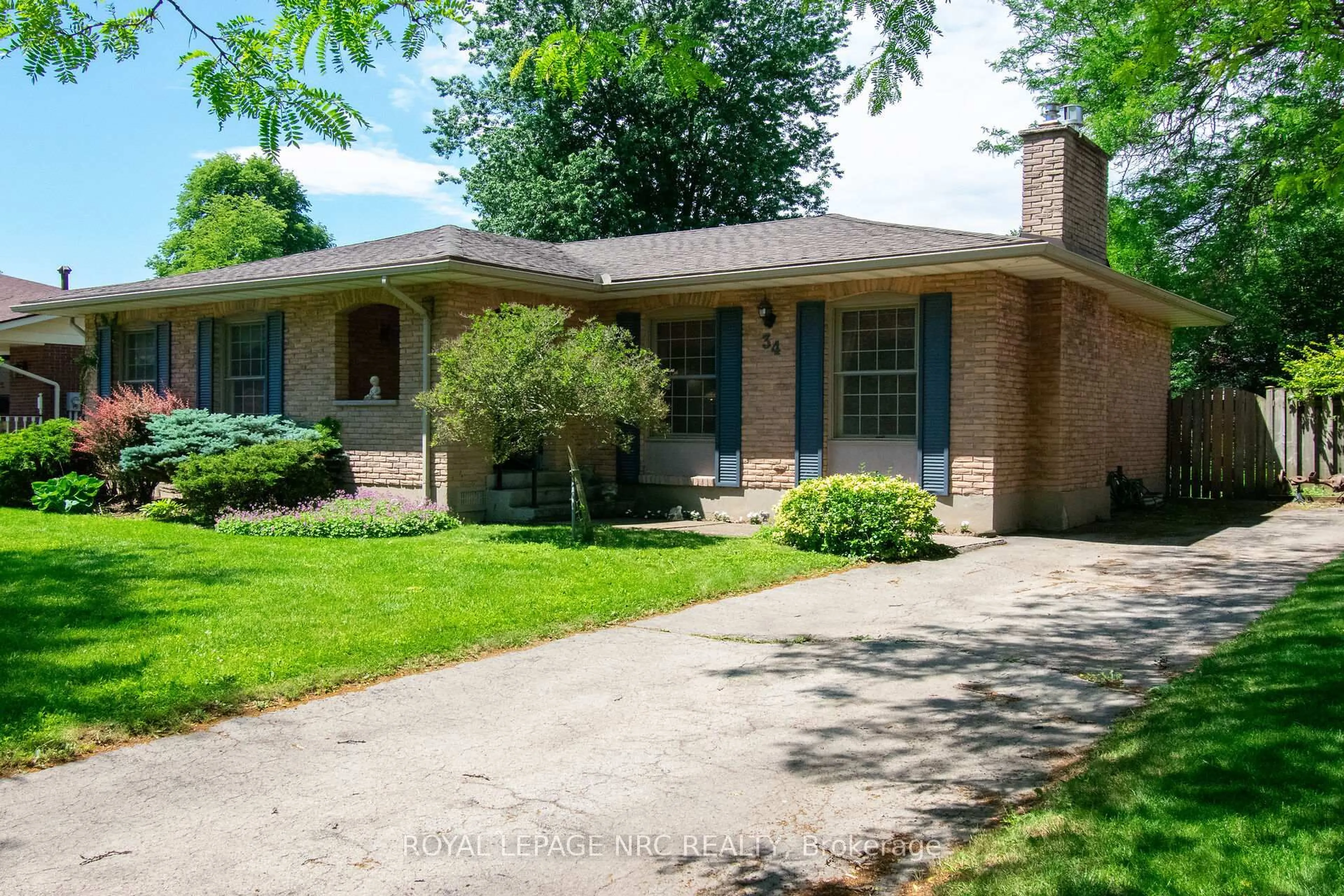 Home with brick exterior material, street for 34 Woodington Pl, Welland Ontario L3C 2J2