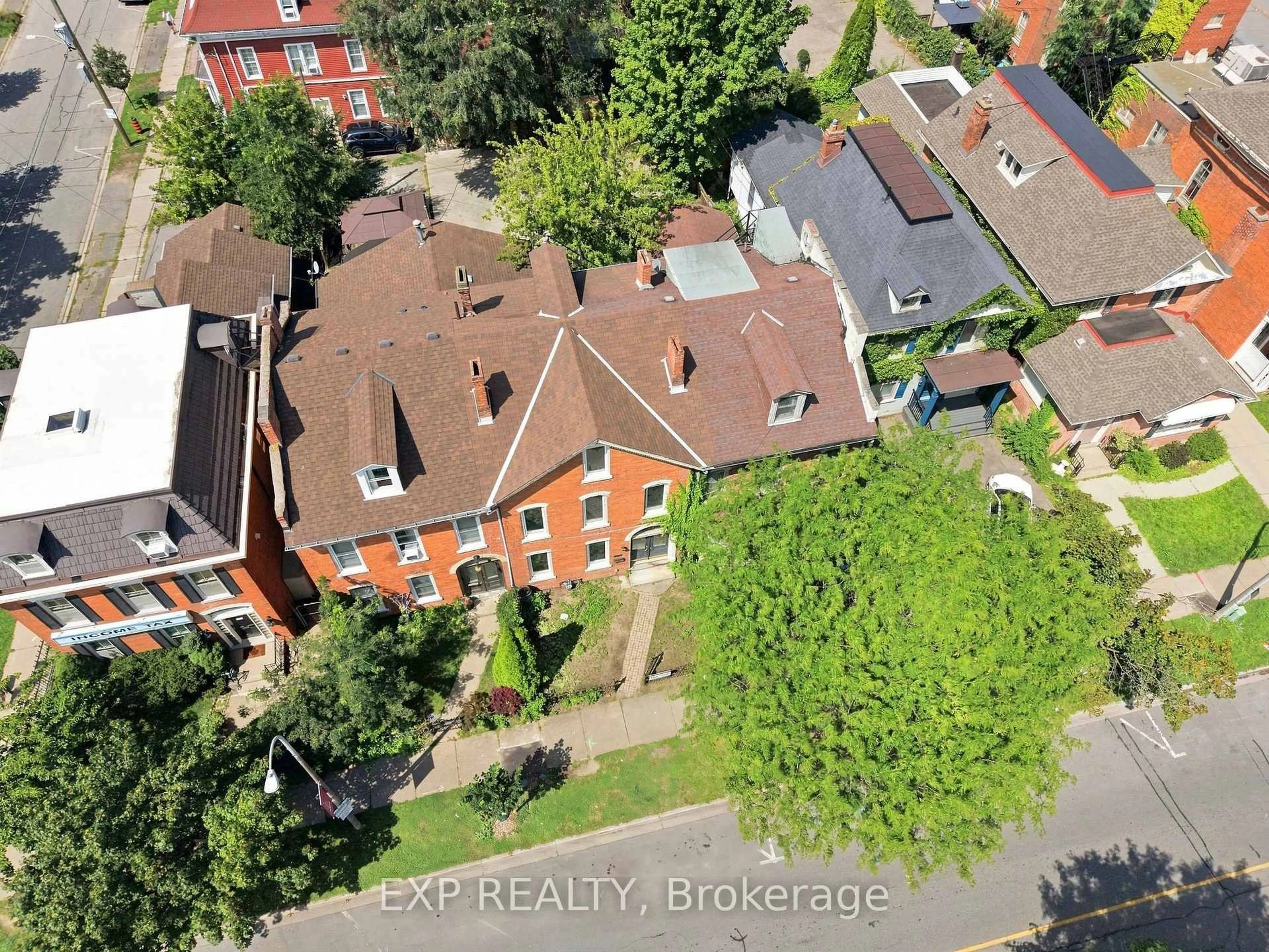 A pic from outside/outdoor area/front of a property/back of a property/a pic from drone, unknown for 175 King St, St. Catharines Ontario L2R 3J5