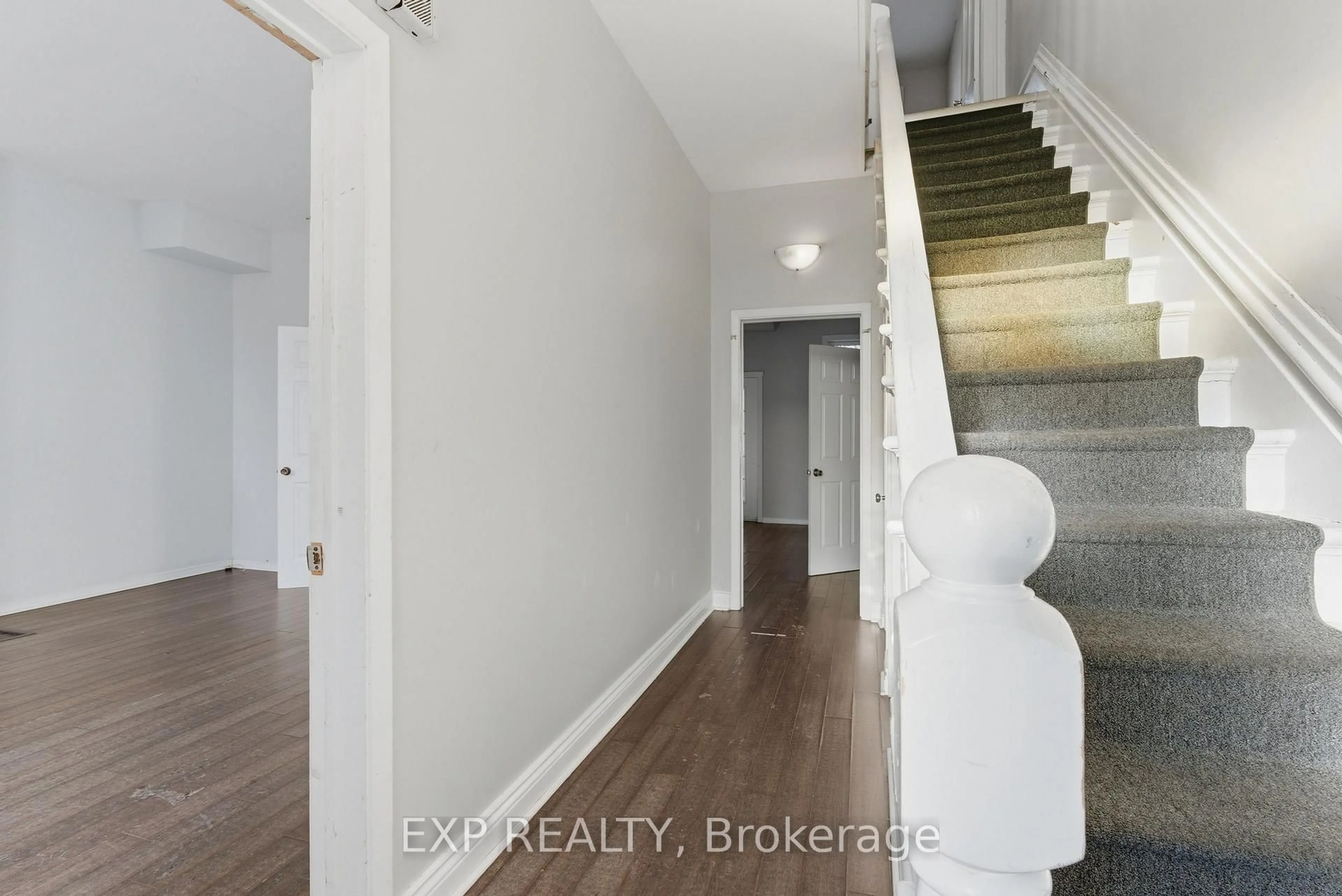 Indoor entryway for 175 King St, St. Catharines Ontario L2R 3J5