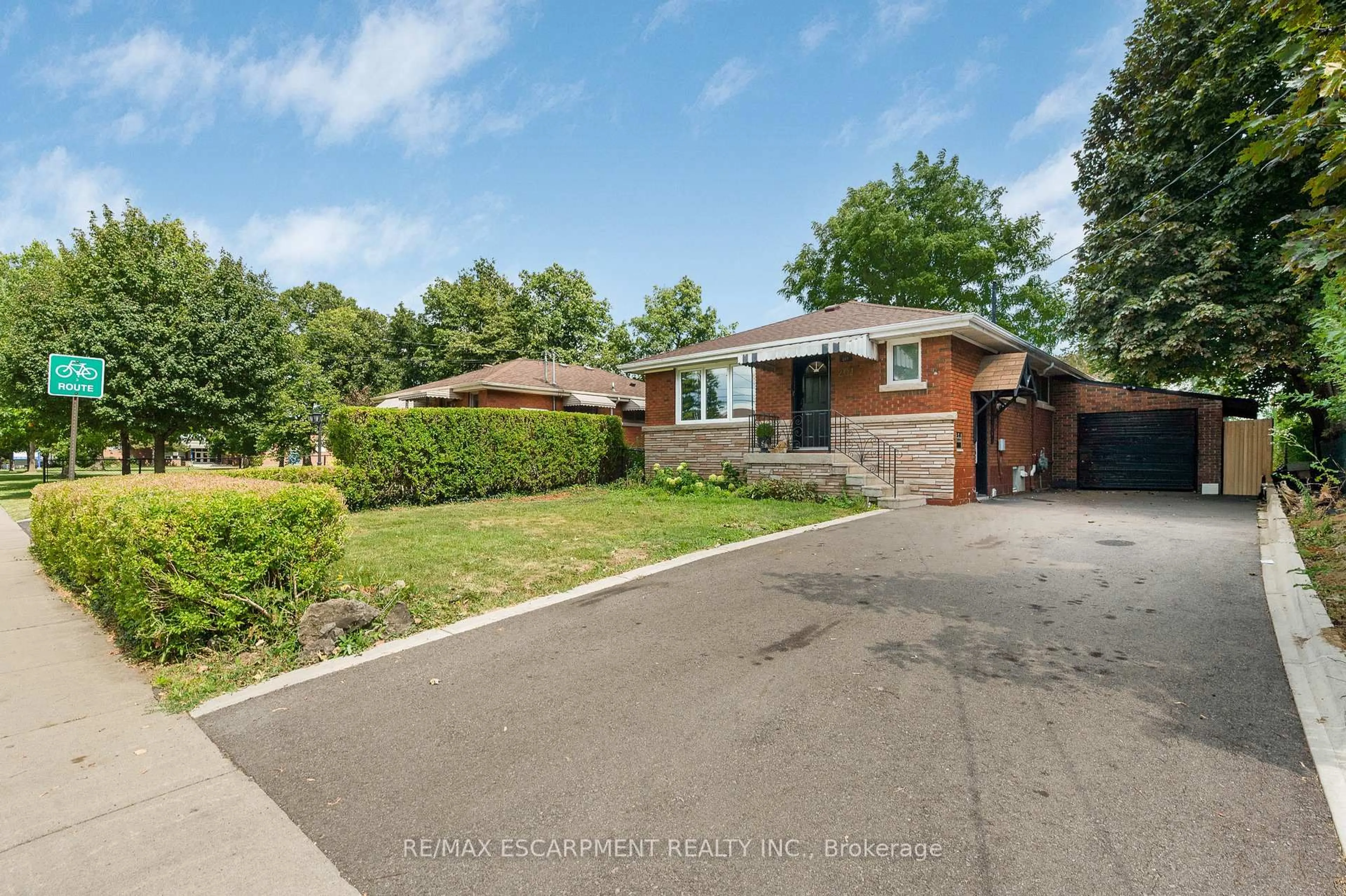 A pic from outside/outdoor area/front of a property/back of a property/a pic from drone, street for 201 Terrace Dr, Hamilton Ontario L9A 2Z2