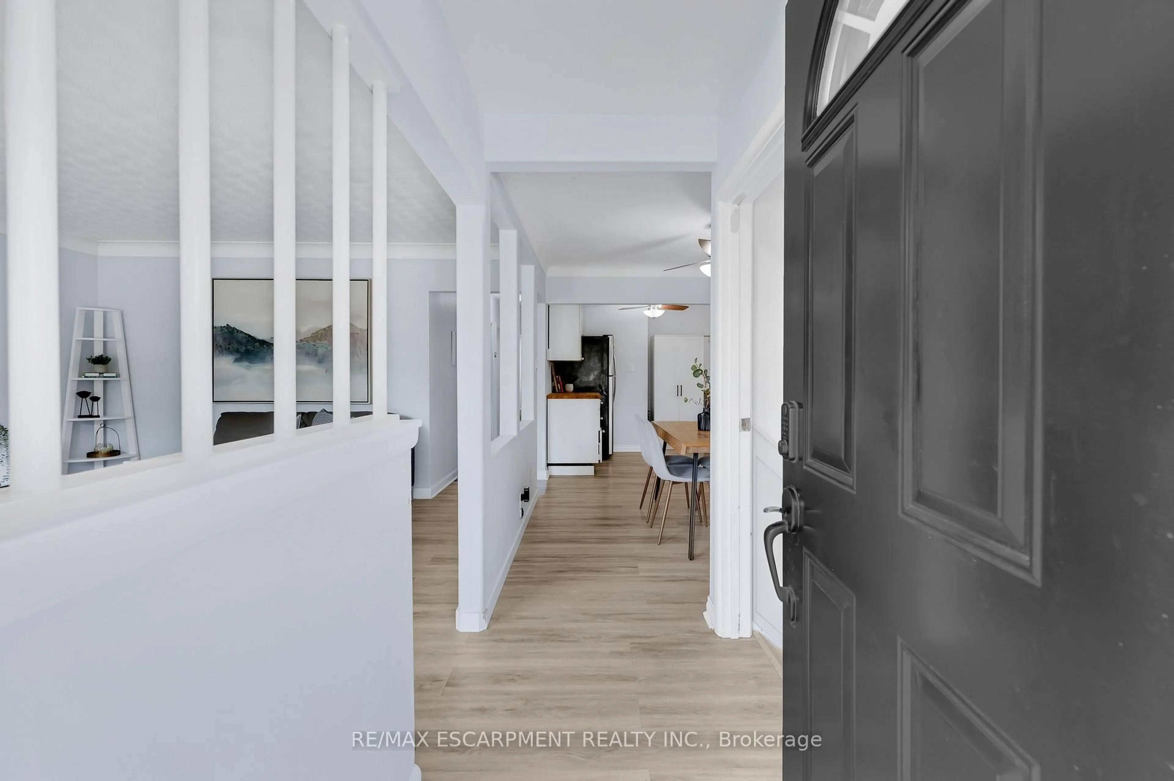 Indoor entryway for 201 Terrace Dr, Hamilton Ontario L9A 2Z2
