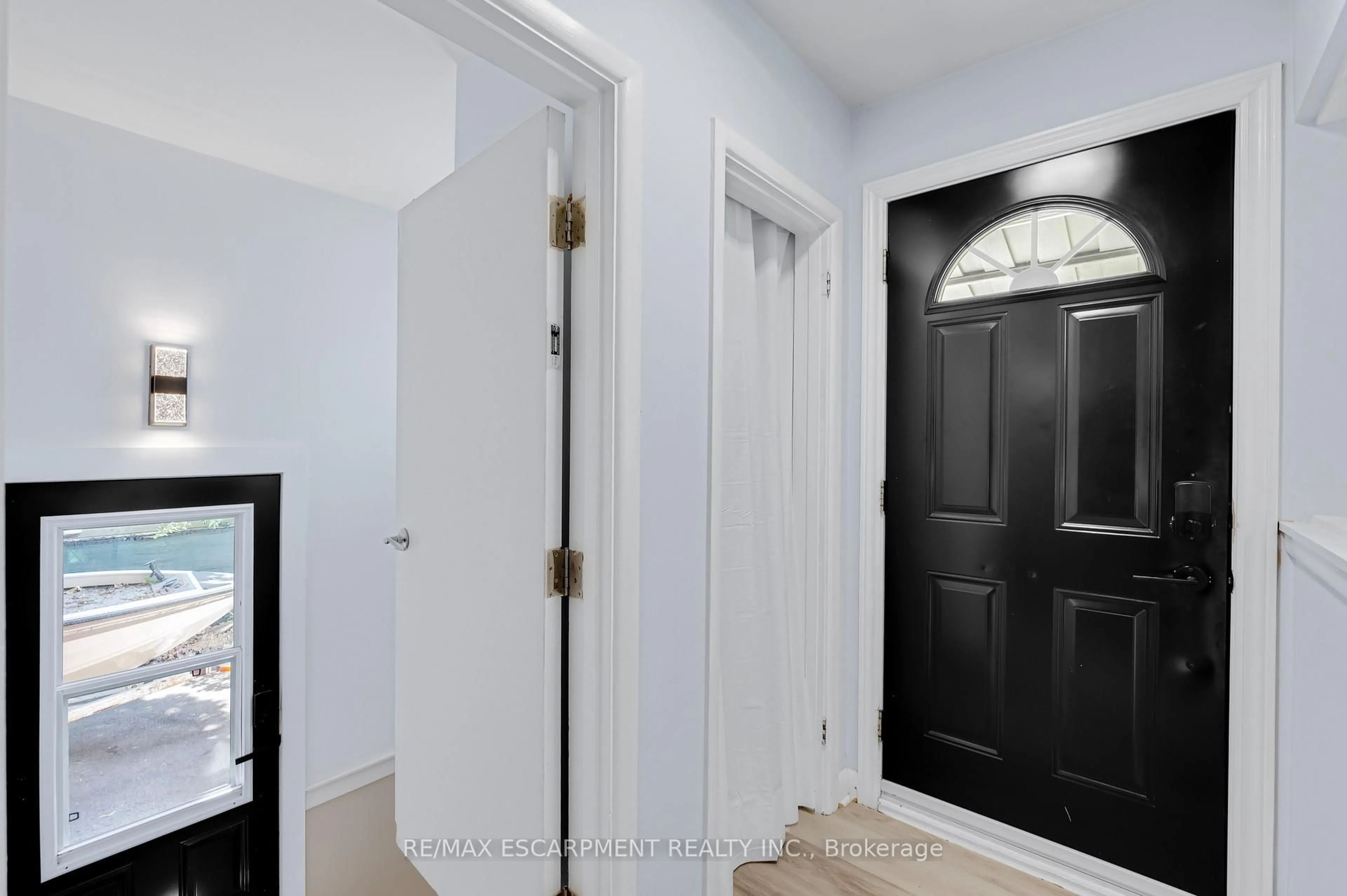 Indoor entryway for 201 Terrace Dr, Hamilton Ontario L9A 2Z2