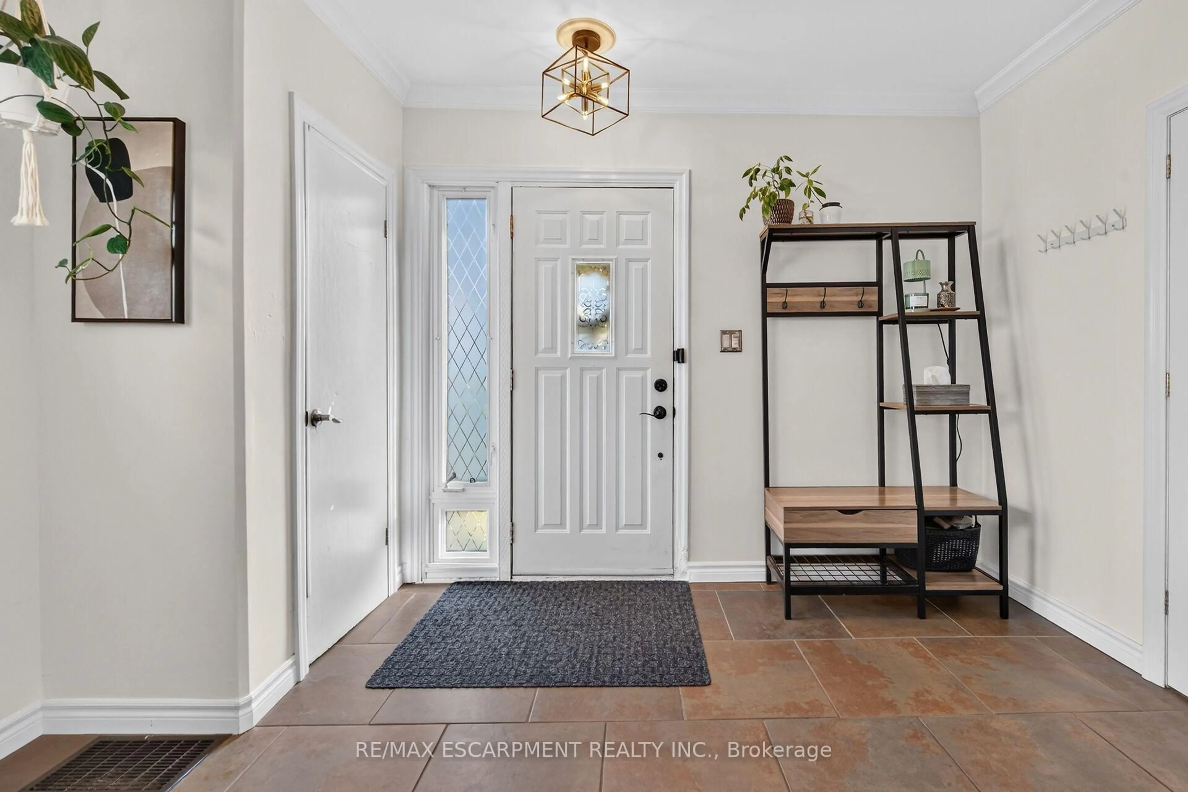 Indoor entryway for 151 Hixon Rd, Hamilton Ontario L8K 2C3