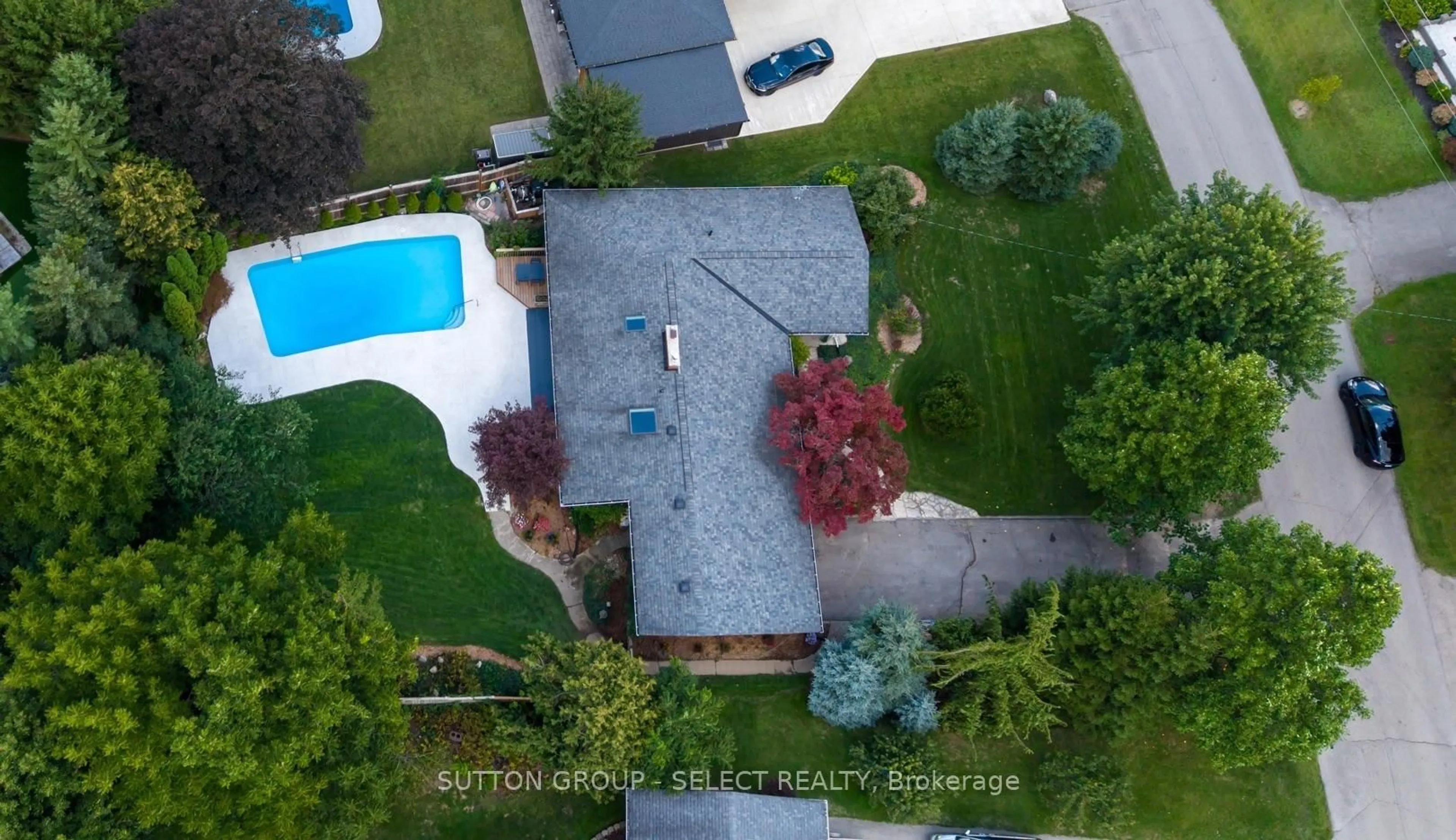 A pic from outside/outdoor area/front of a property/back of a property/a pic from drone, unknown for 10 Northcrest Dr, London North Ontario N5X 3V8