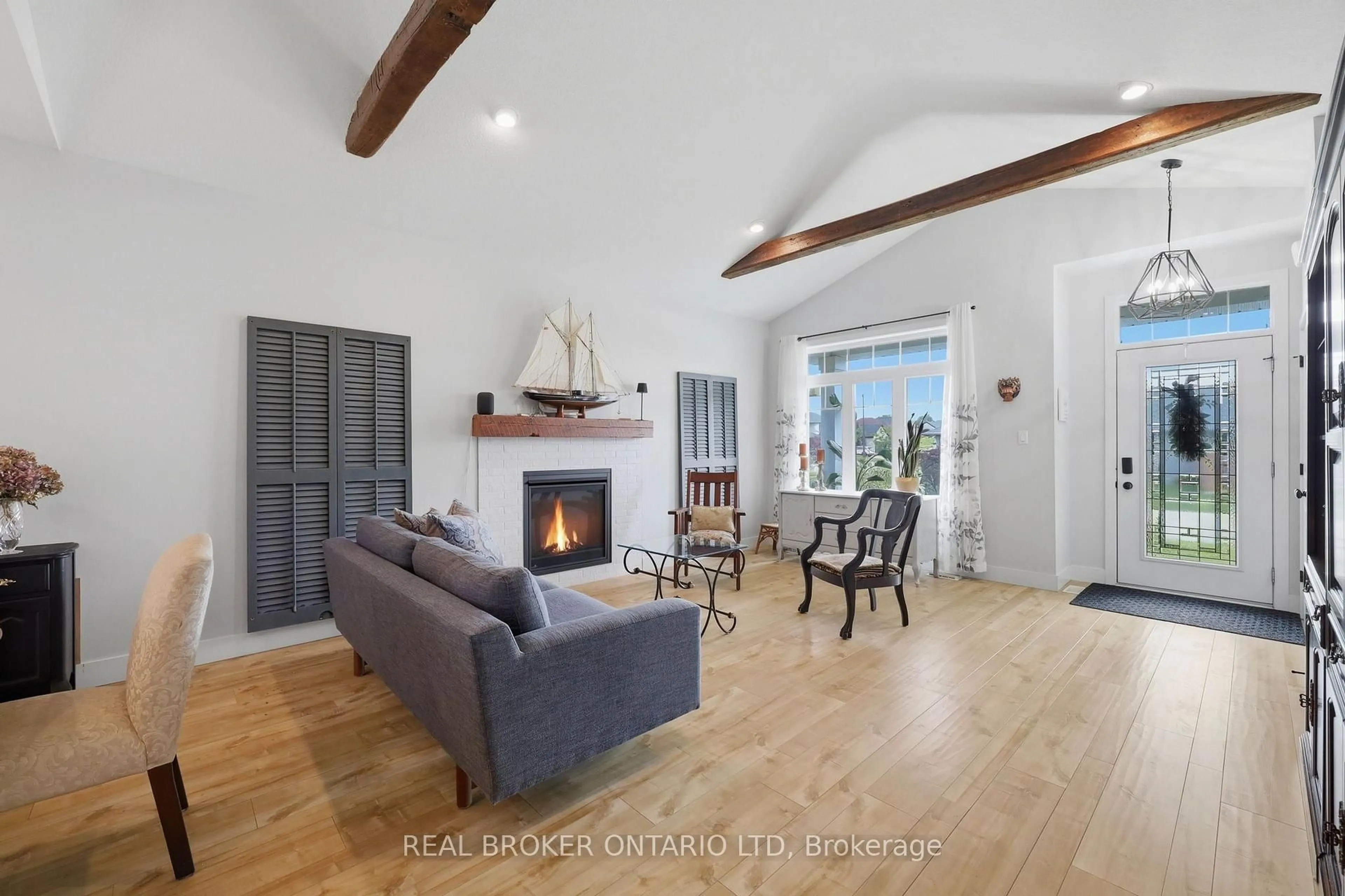 Living room with furniture, wood/laminate floor for 4 Doral Crt, St. Thomas Ontario N5R 0G3
