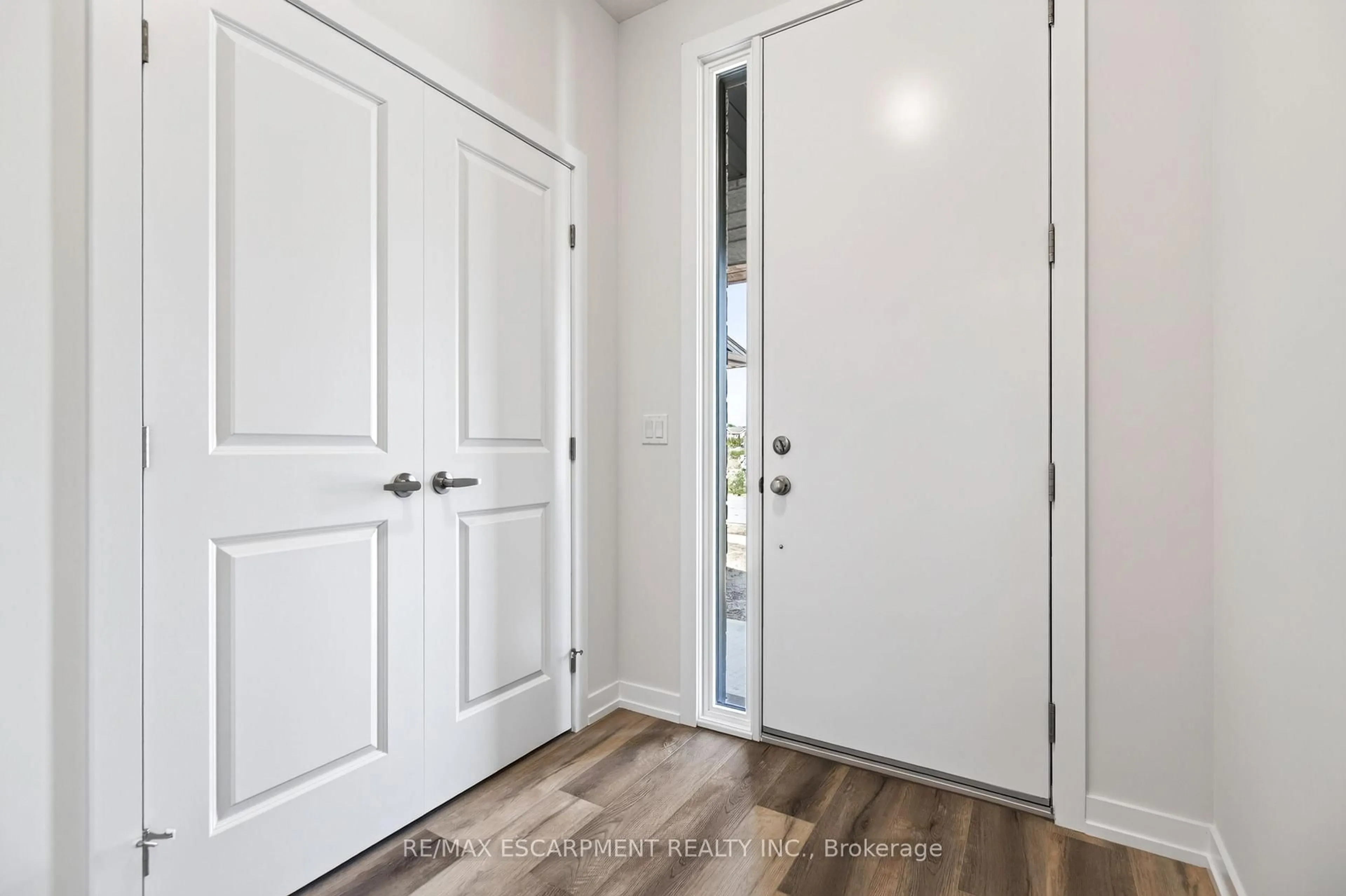 Indoor entryway for 96 Valley Trail Pl, Hamilton Ontario L8B 2A2