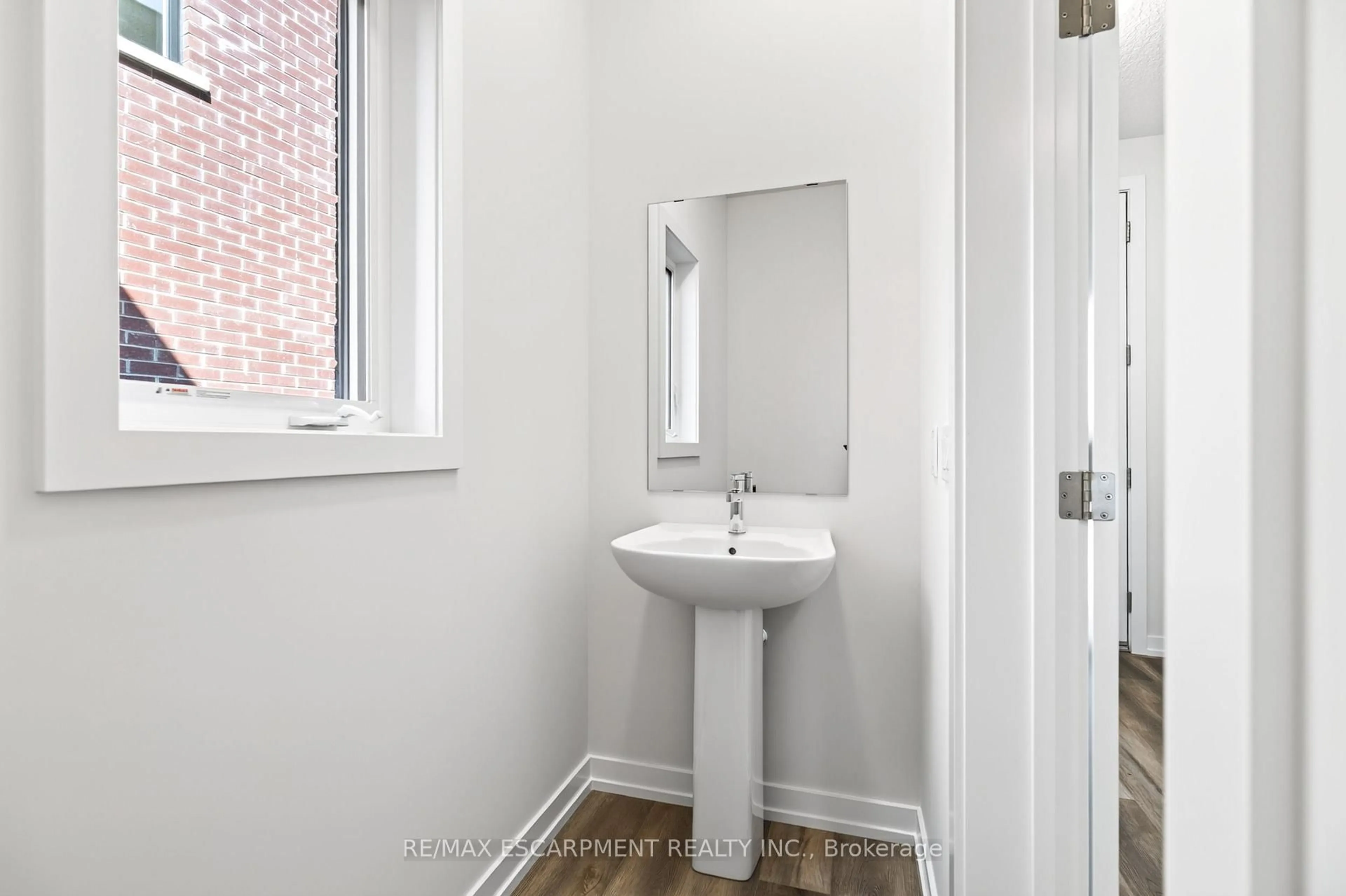 Standard bathroom, unknown for 96 Valley Trail Pl, Hamilton Ontario L8B 2A2