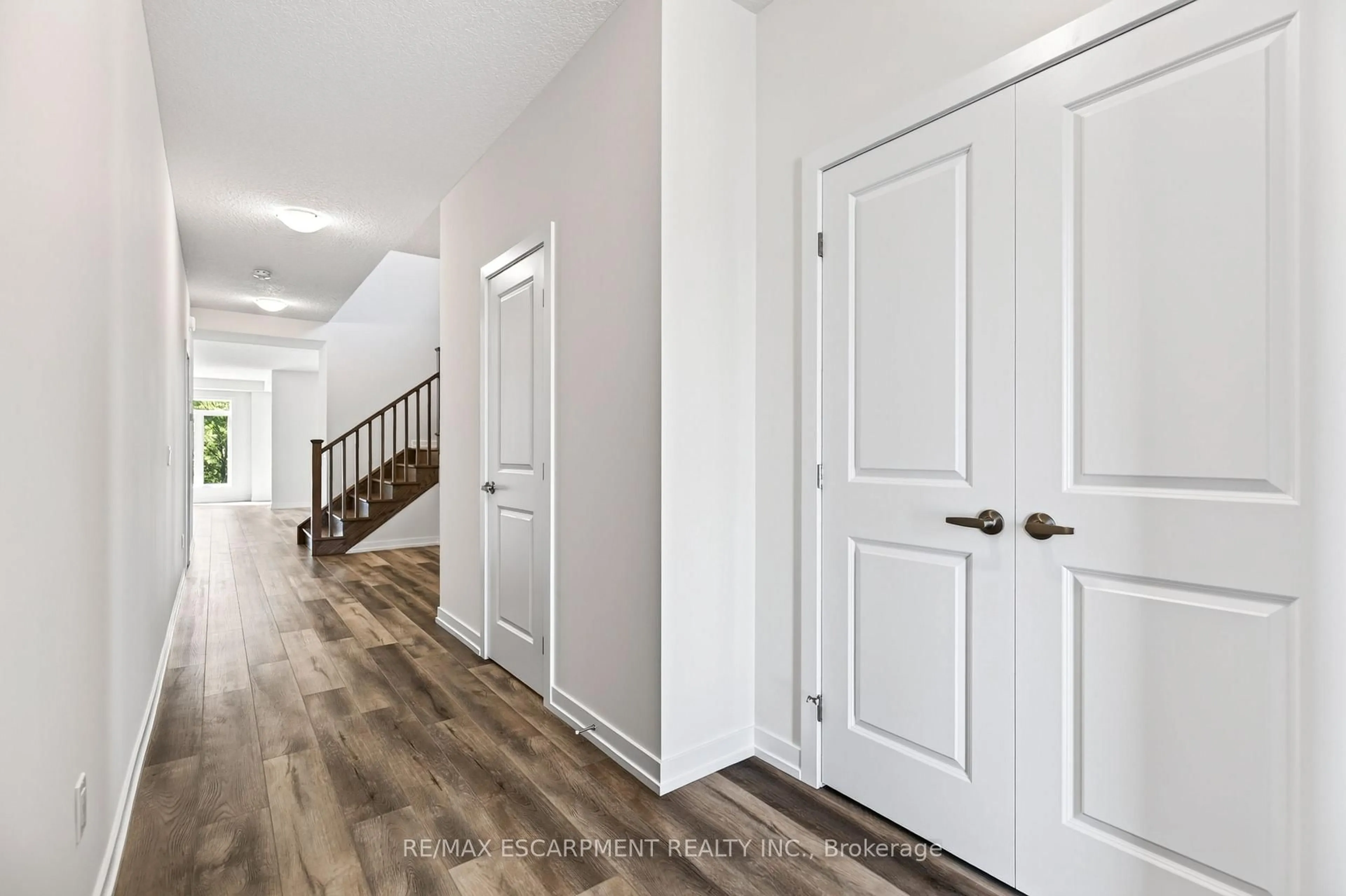 Indoor entryway for 96 Valley Trail Pl, Hamilton Ontario L8B 2A2