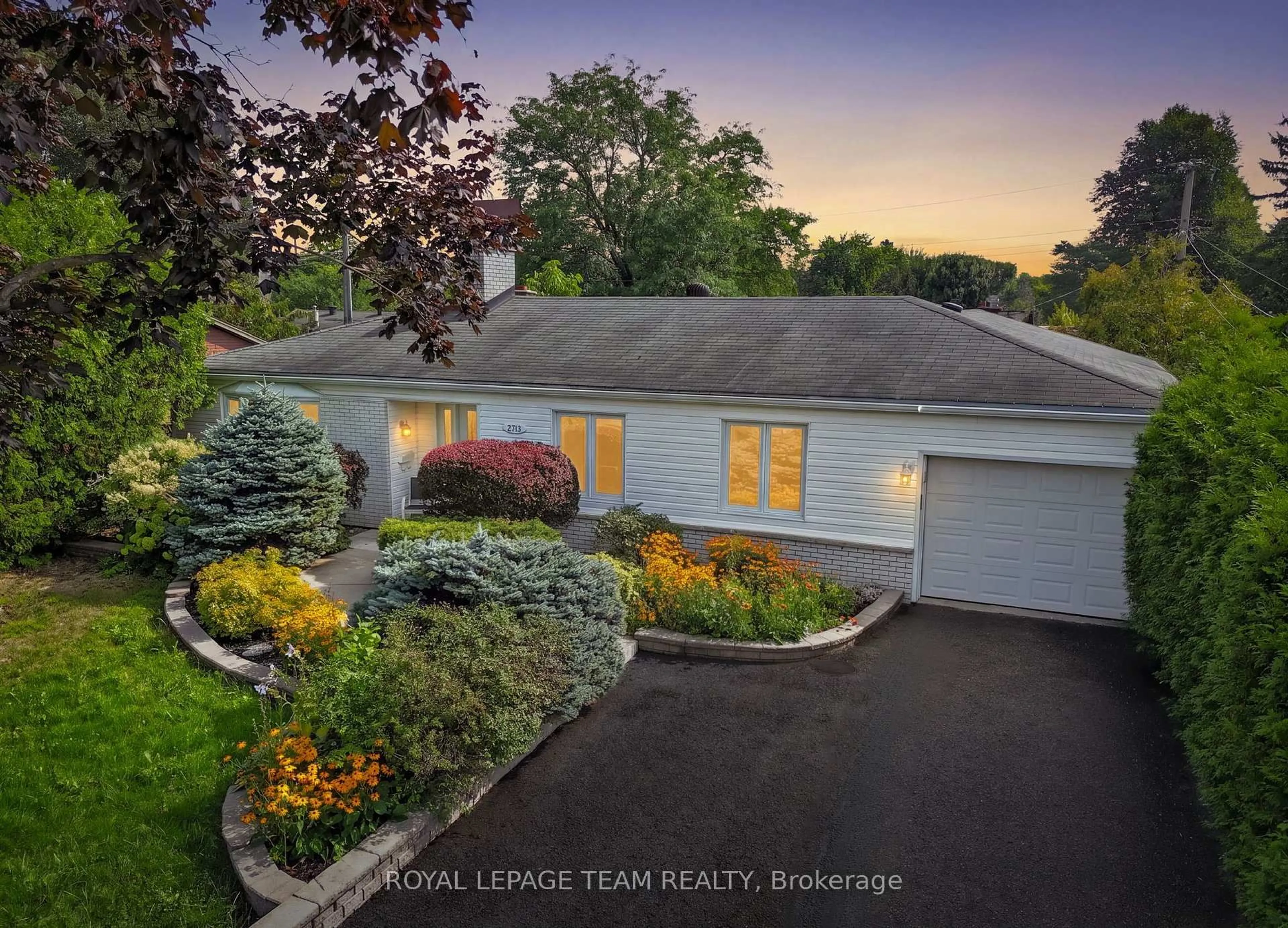 A pic from outside/outdoor area/front of a property/back of a property/a pic from drone, street for 2713 Dupont St, Ottawa Ontario K1V 8N2