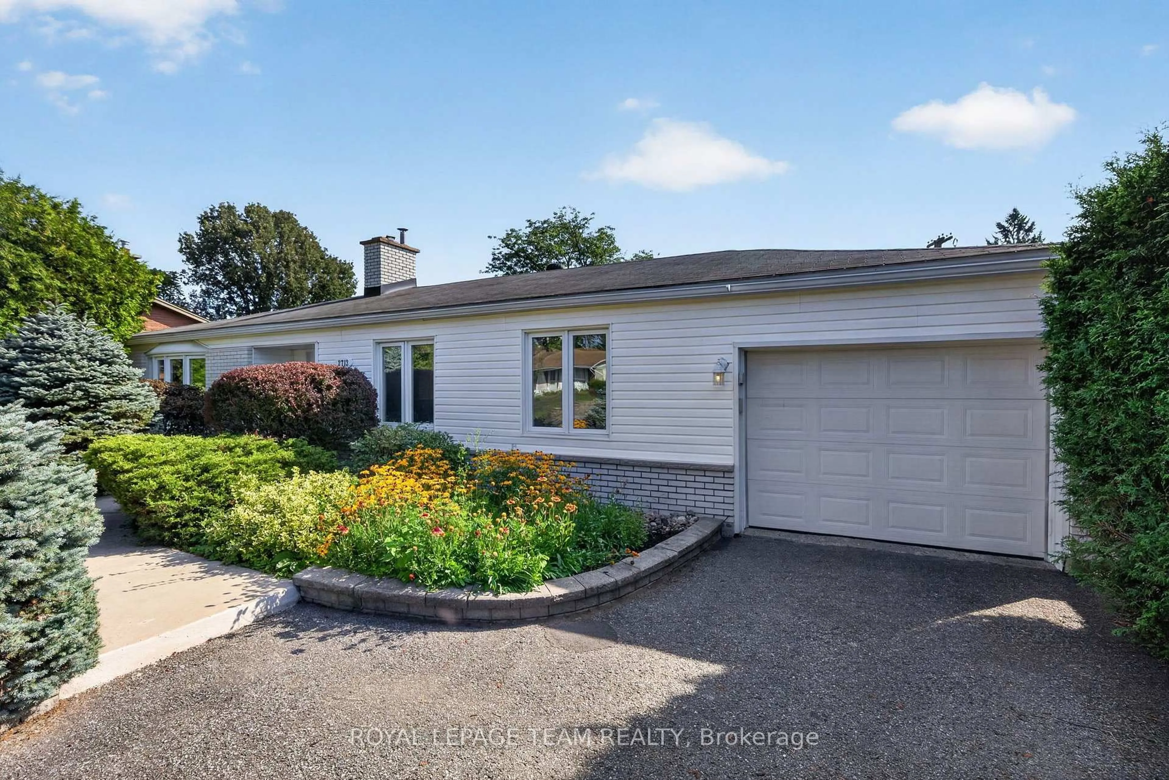 A pic from outside/outdoor area/front of a property/back of a property/a pic from drone, street for 2713 Dupont St, Ottawa Ontario K1V 8N2