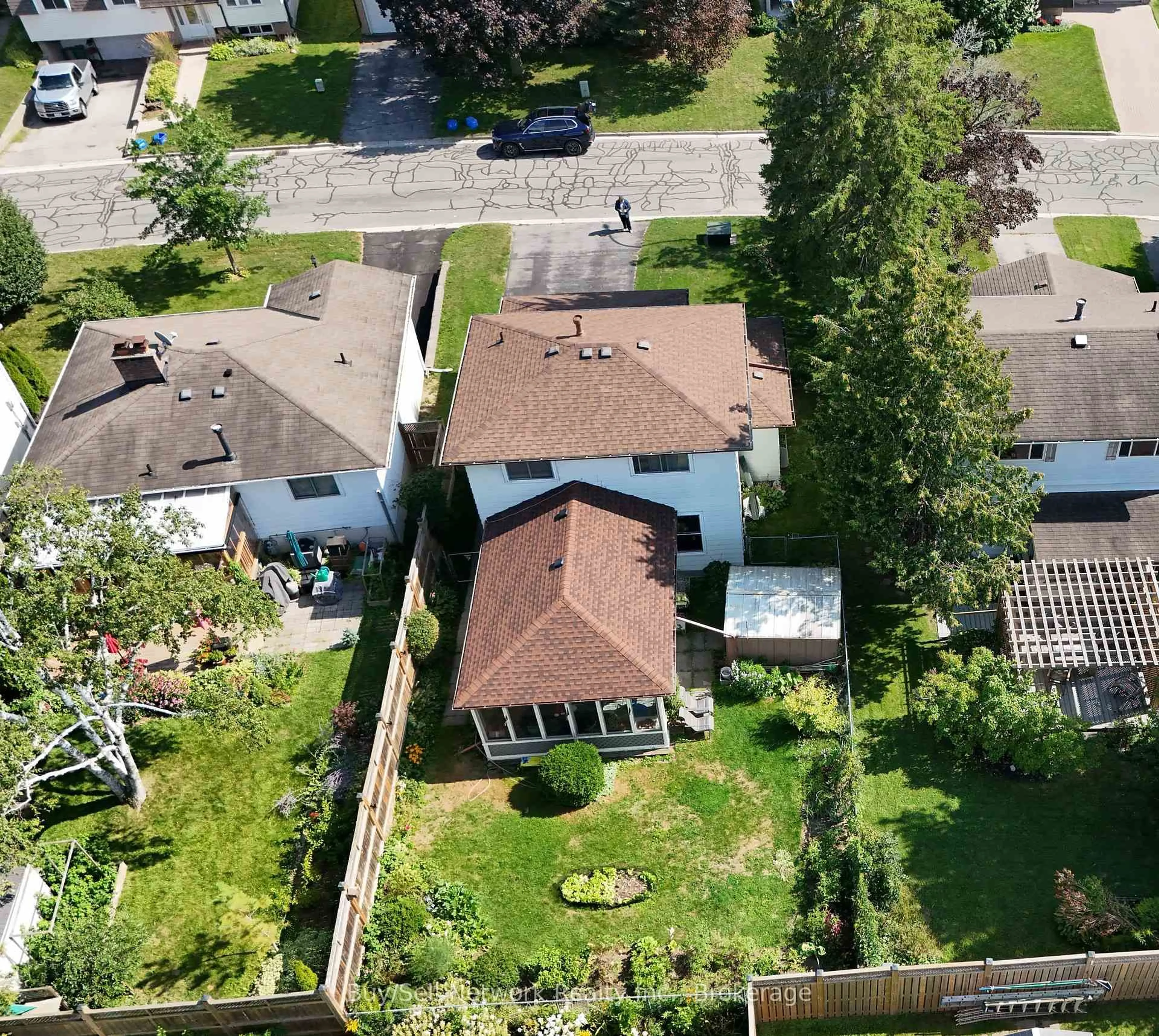 A pic from outside/outdoor area/front of a property/back of a property/a pic from drone, street for 2602 Ridgetop Cres, Peterborough Ontario K9L 1H9