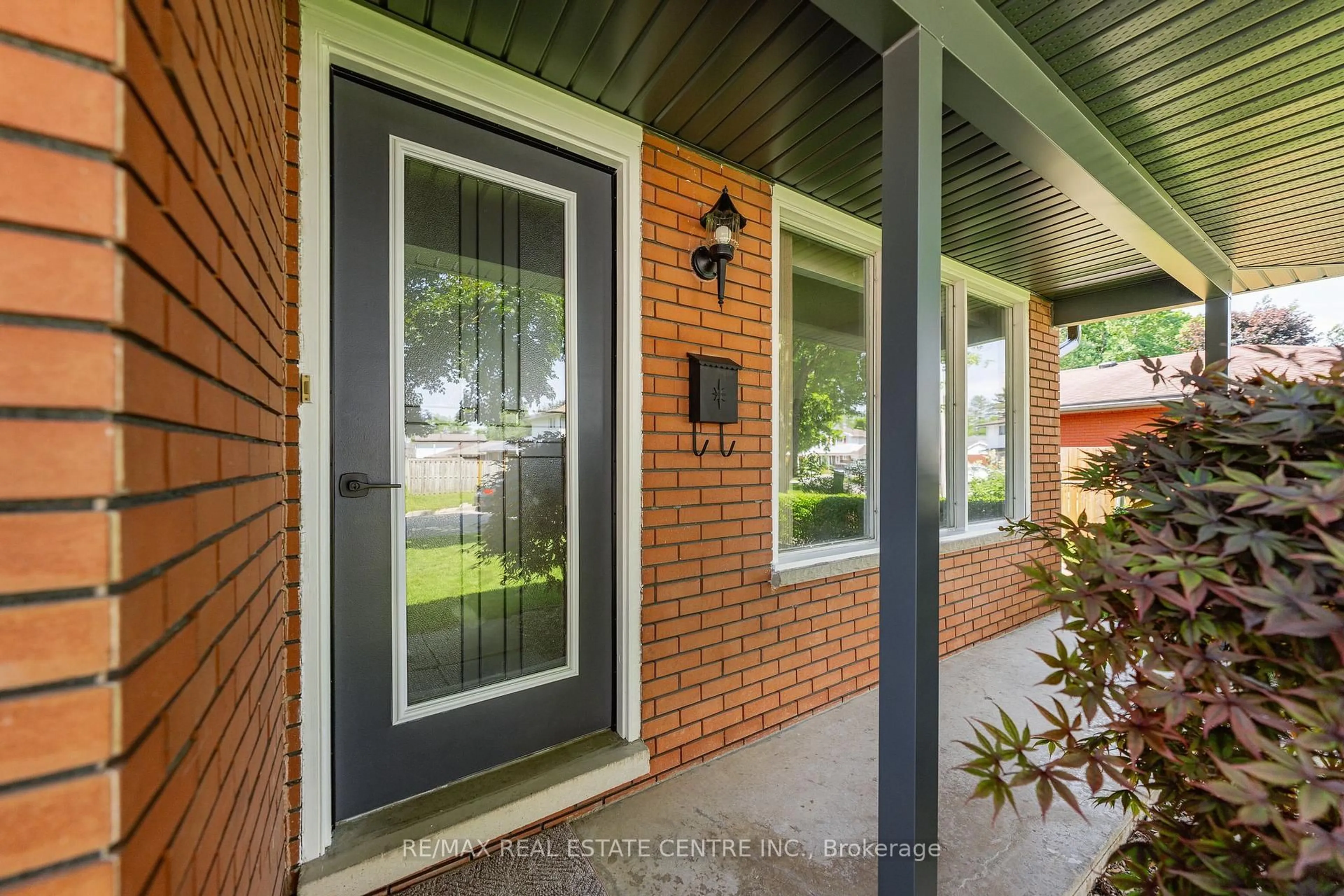 Home with brick exterior material, street for 120 Arrowhead Cres, Kitchener Ontario N2P 1B9
