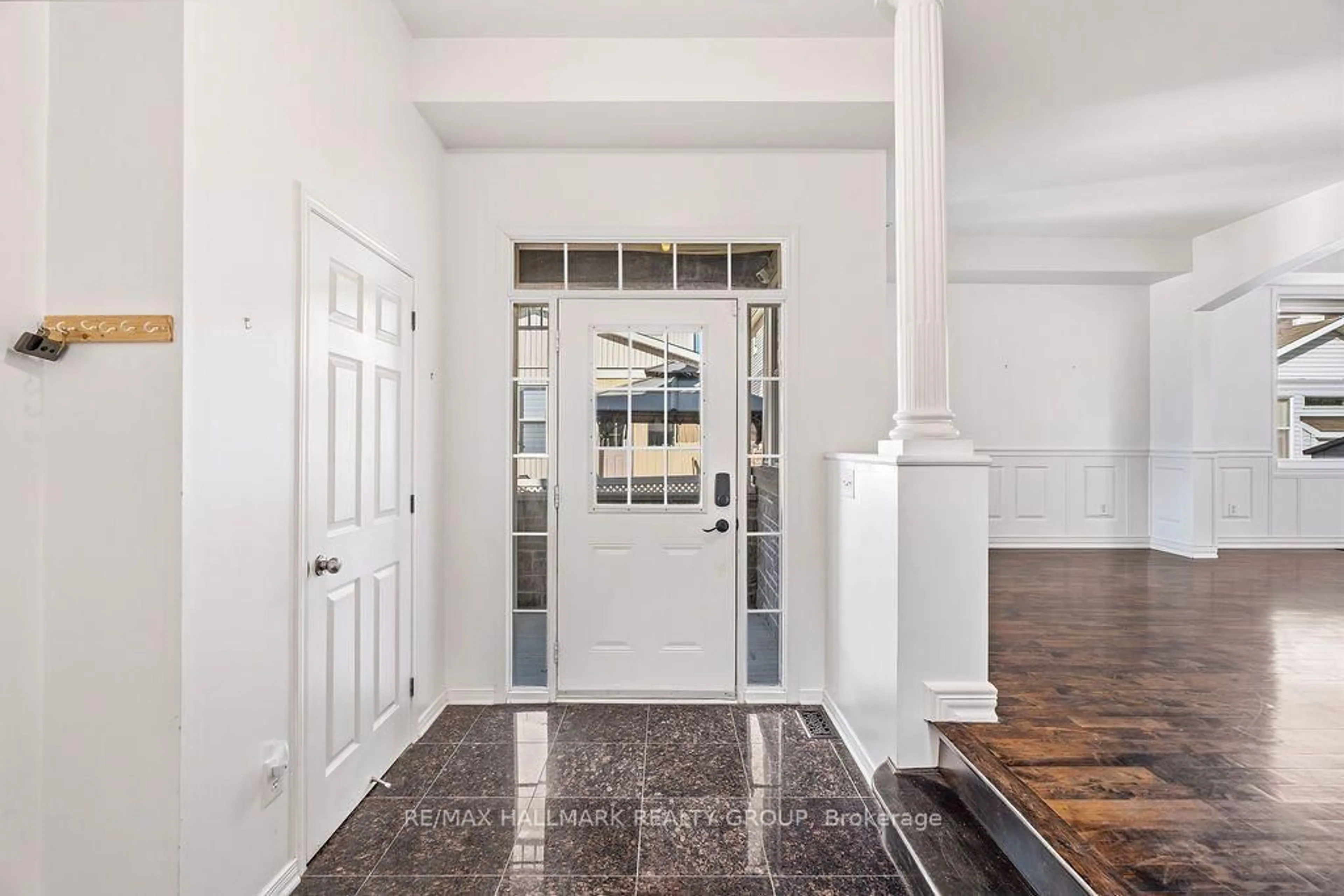 Indoor entryway for 1037 Fieldfair Way, Orleans Ontario K4A 0E2