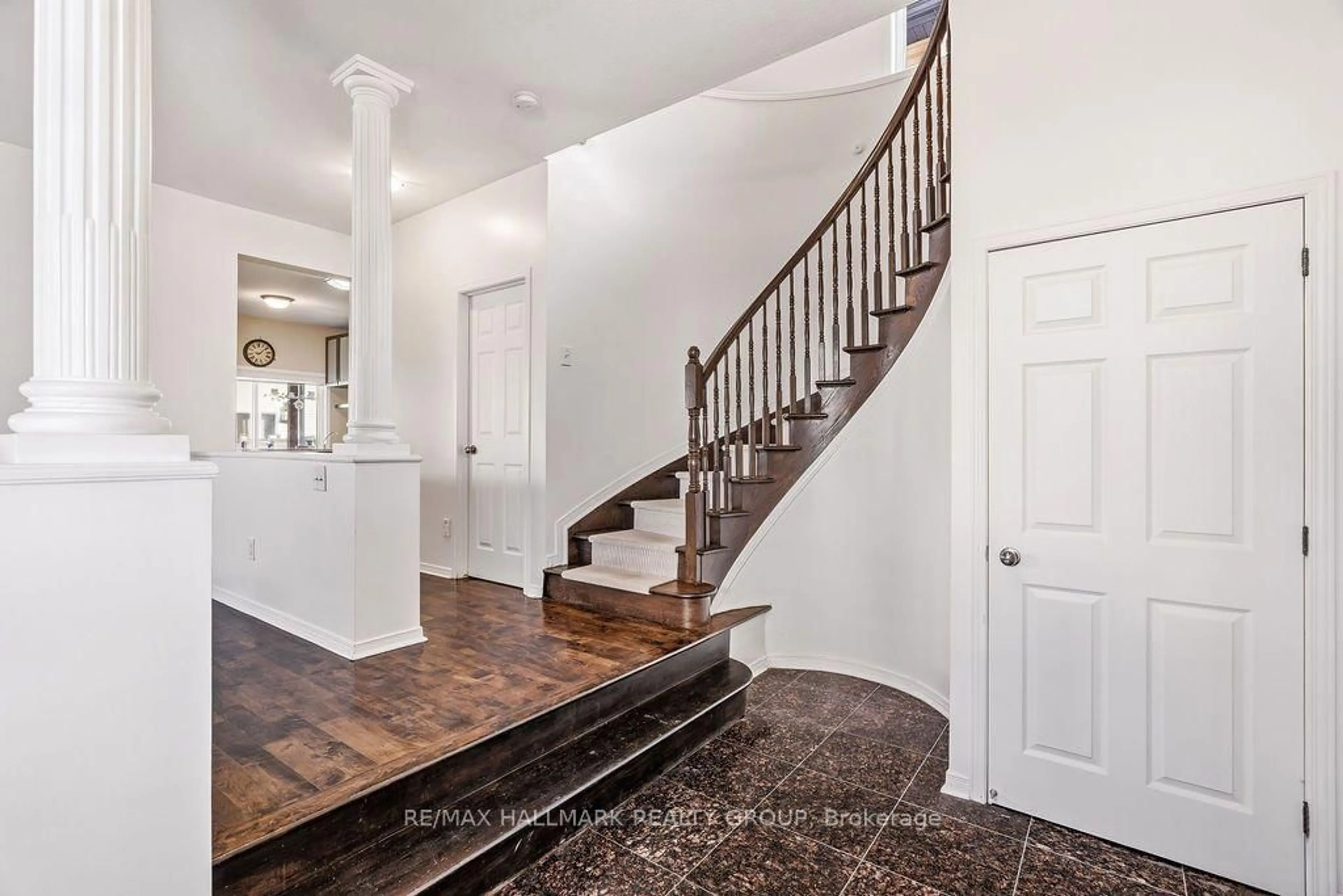 Indoor entryway for 1037 Fieldfair Way, Orleans Ontario K4A 0E2