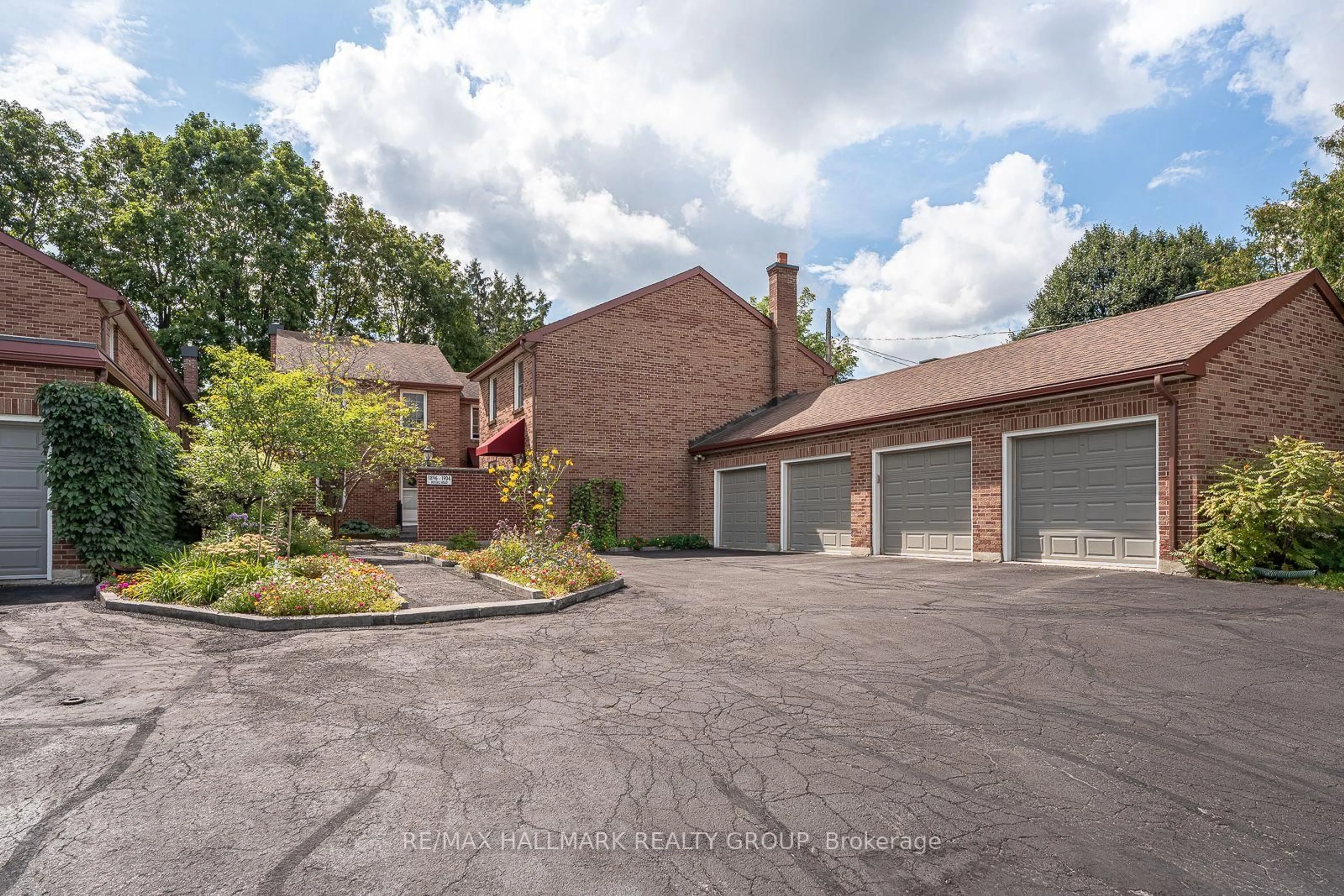 A pic from outside/outdoor area/front of a property/back of a property/a pic from drone, unknown for 1898 RUSSELL Rd #2, Ottawa Ontario K1G 1L6