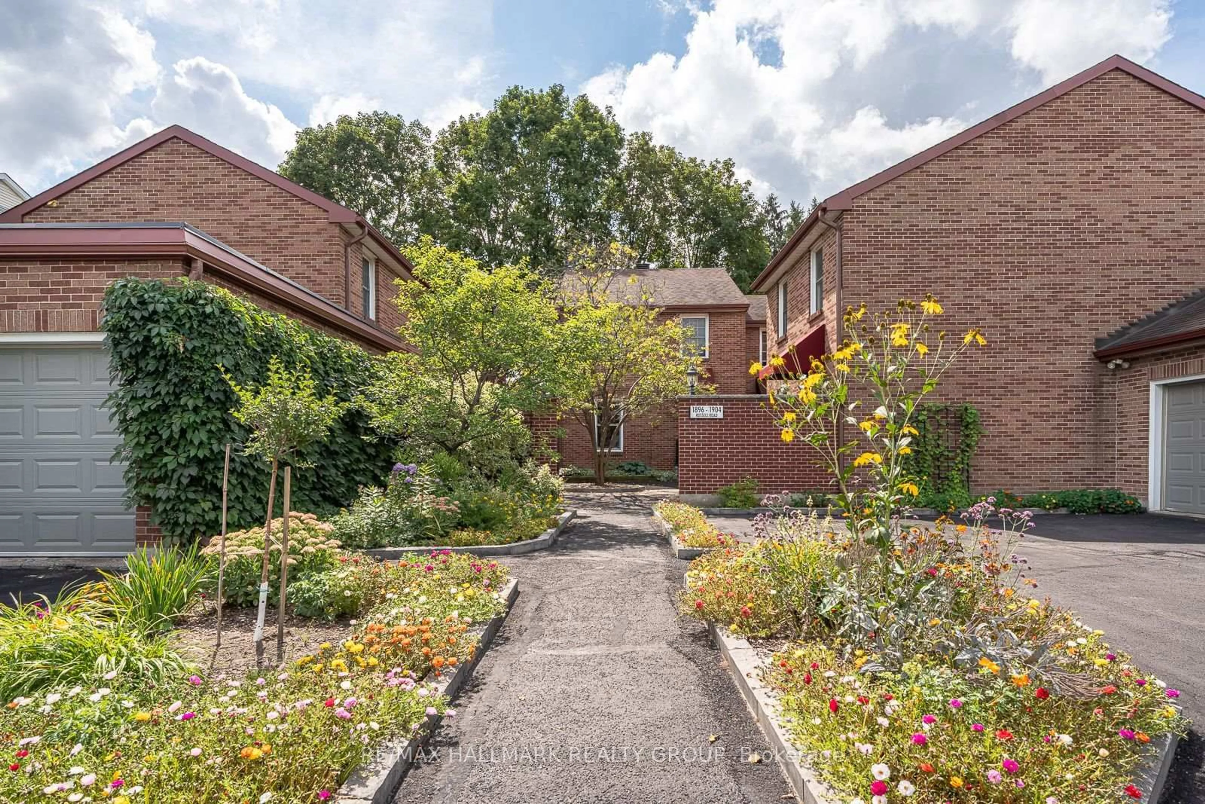 Patio, street for 1898 RUSSELL Rd #2, Ottawa Ontario K1G 1L6