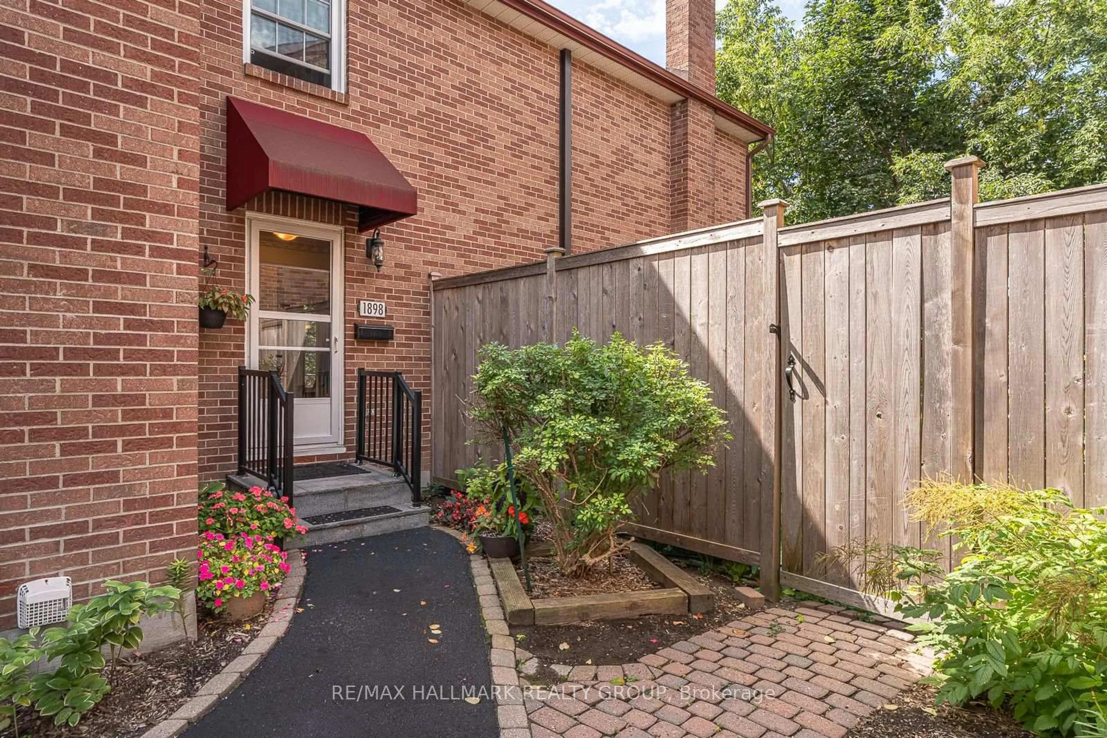 Patio, street for 1898 RUSSELL Rd #2, Ottawa Ontario K1G 1L6