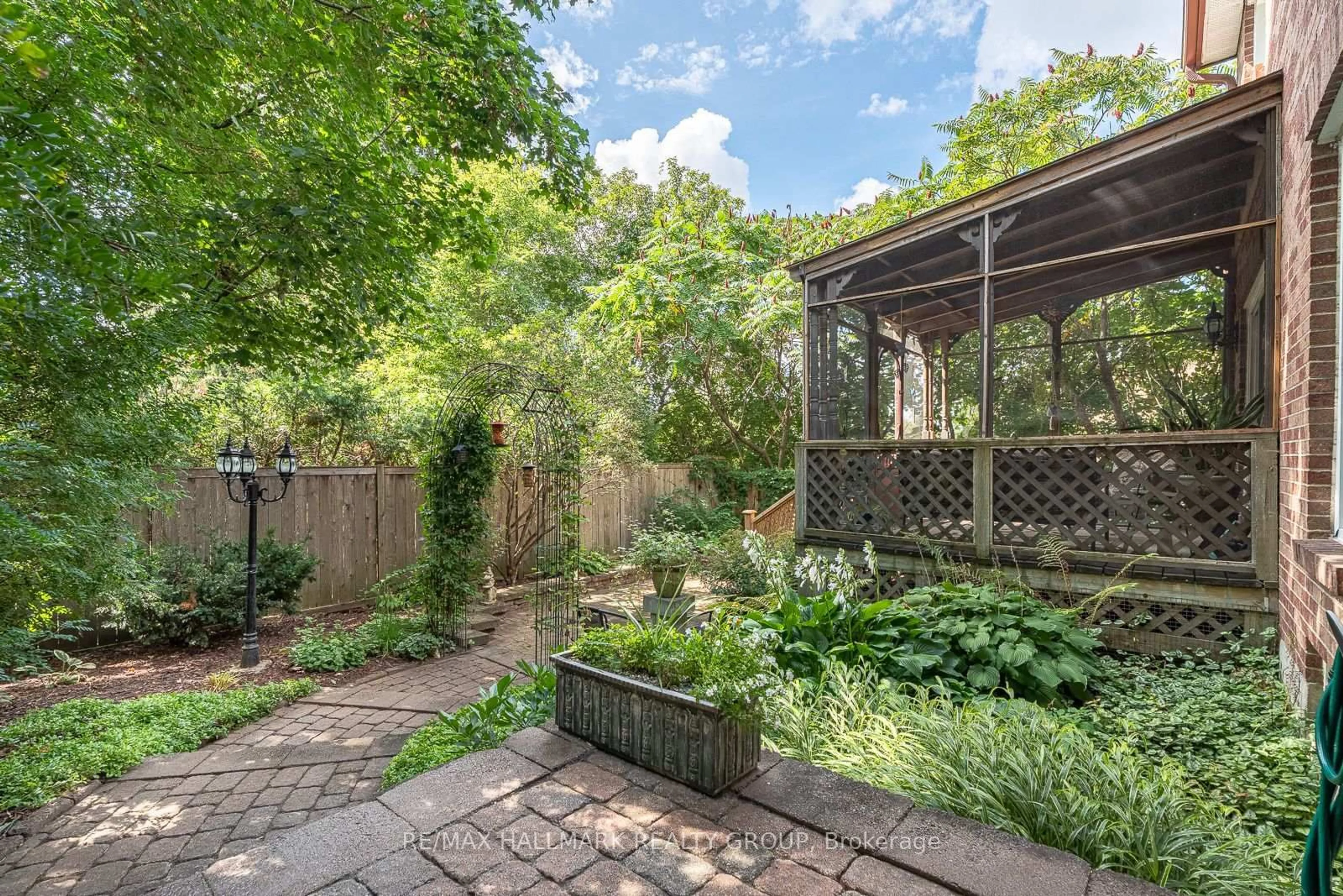 Patio, street for 1898 RUSSELL Rd #2, Ottawa Ontario K1G 1L6