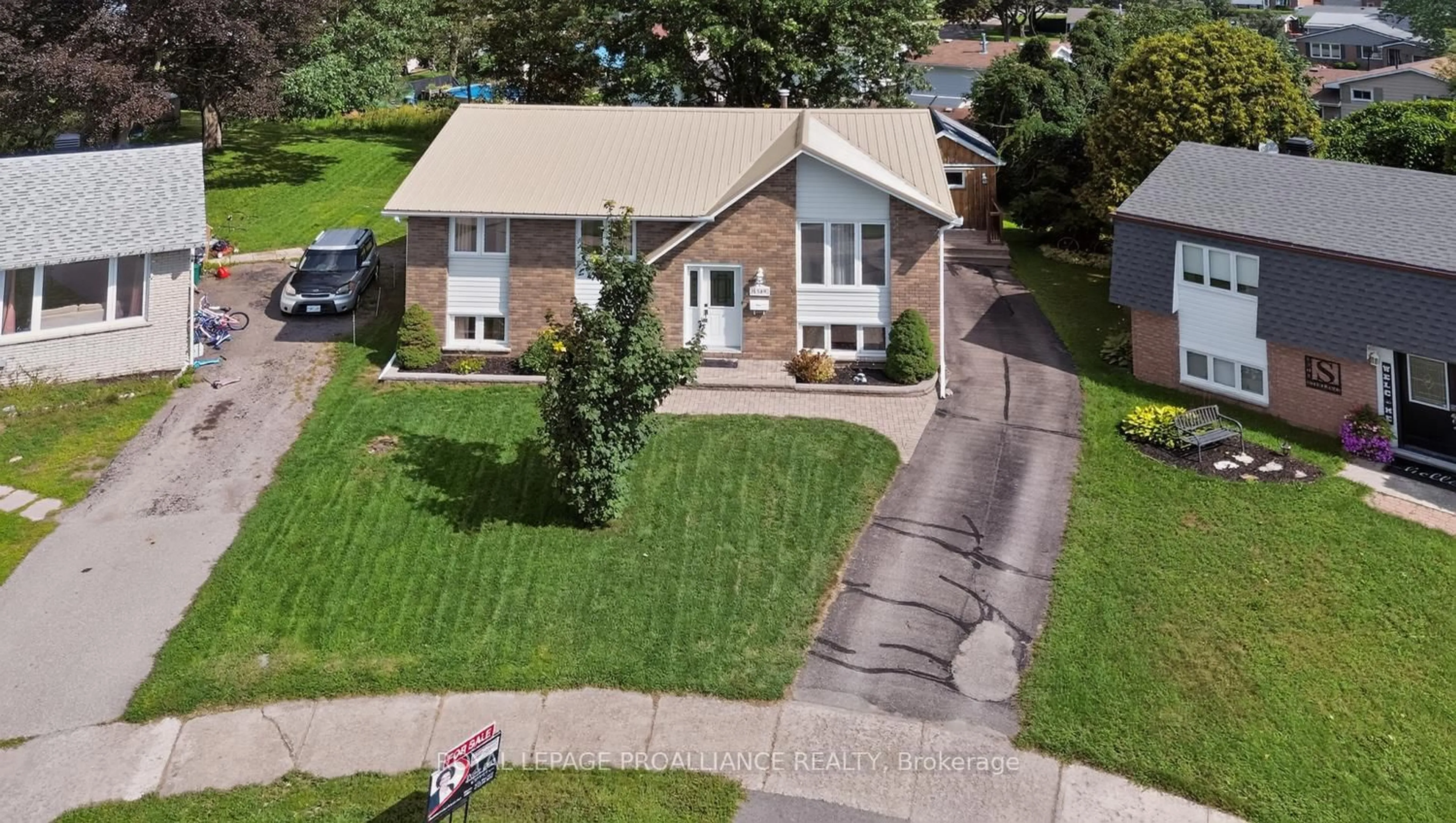 A pic from outside/outdoor area/front of a property/back of a property/a pic from drone, street for 1305 Brockmount Pl, Brockville Ontario K6V 5Z6
