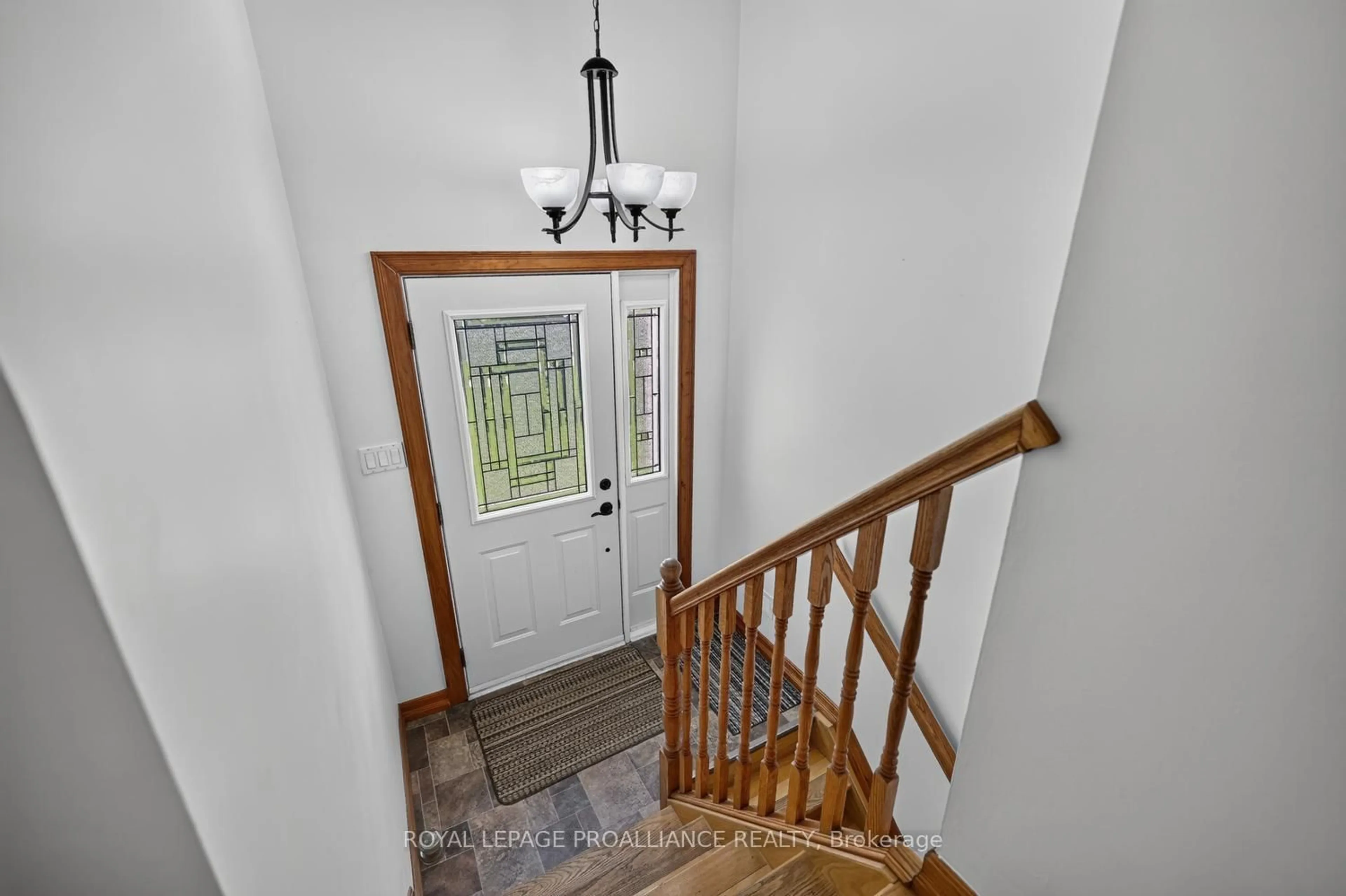 Indoor entryway for 1305 Brockmount Pl, Brockville Ontario K6V 5Z6