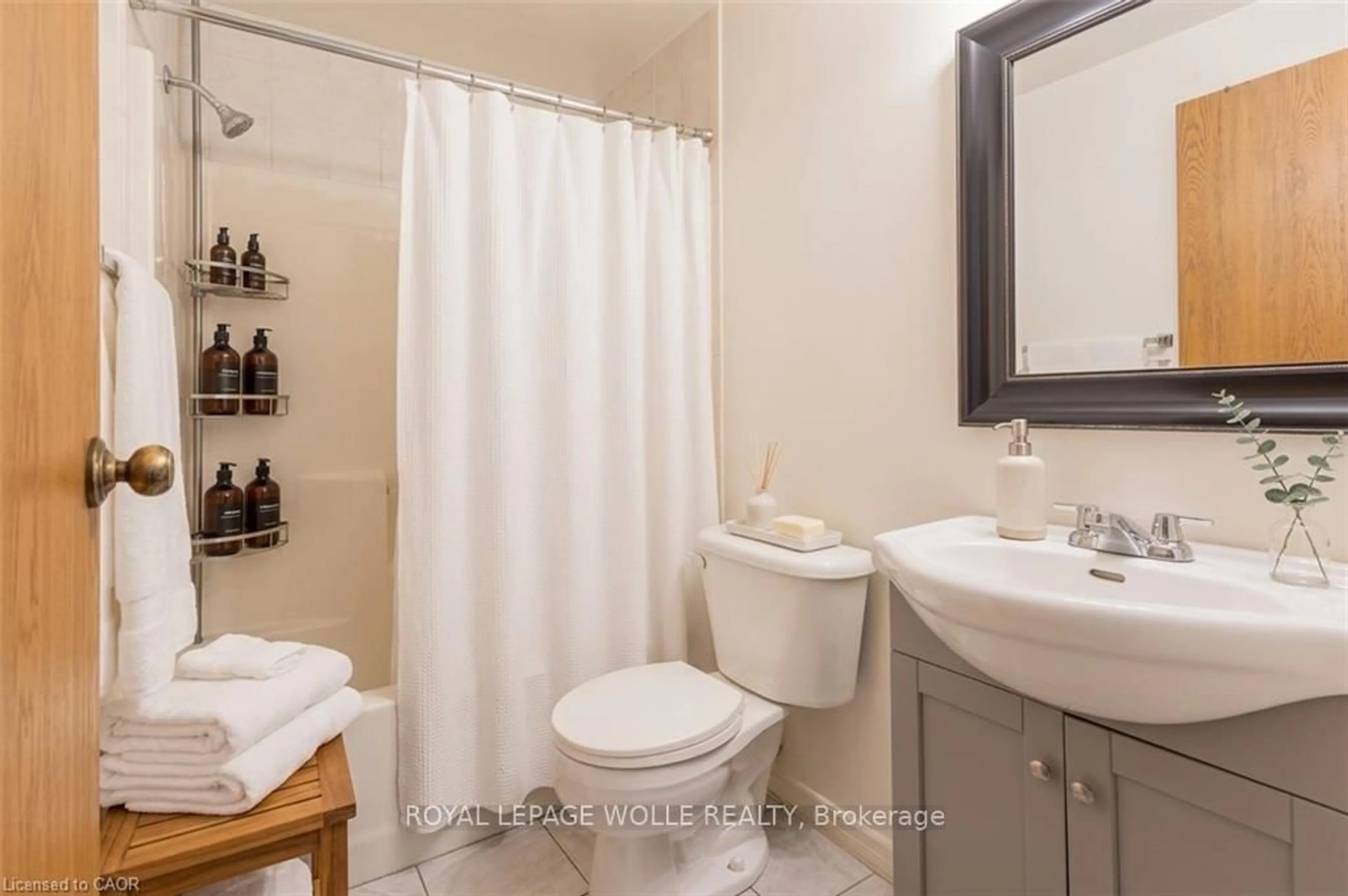 Standard bathroom, ceramic/tile floor for 55 Green Valley Dr #708, Kitchener Ontario N2P 1Z6