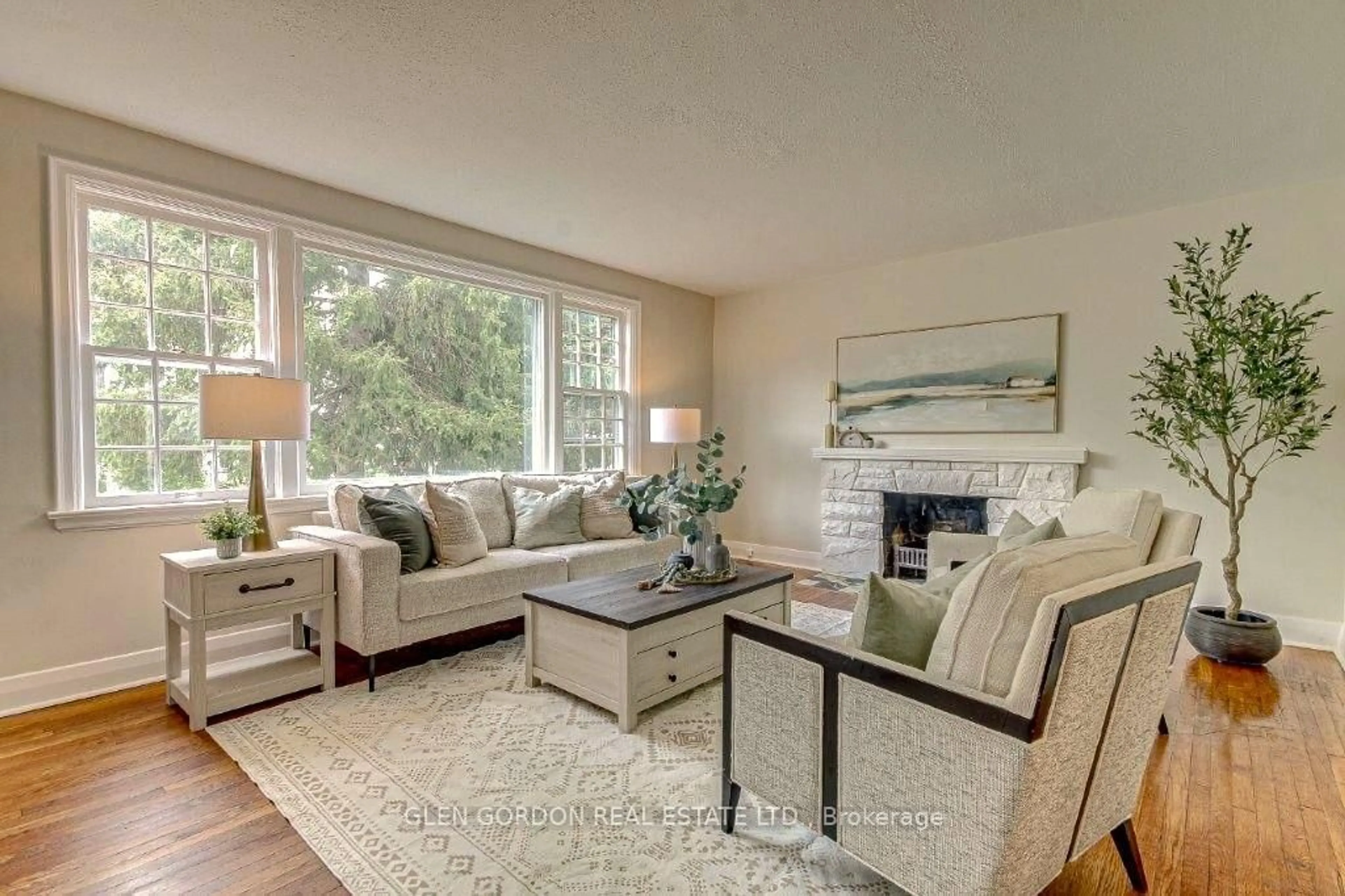 Living room with furniture, unknown for 595 Victoria St, London East Ontario N5Y 4B9
