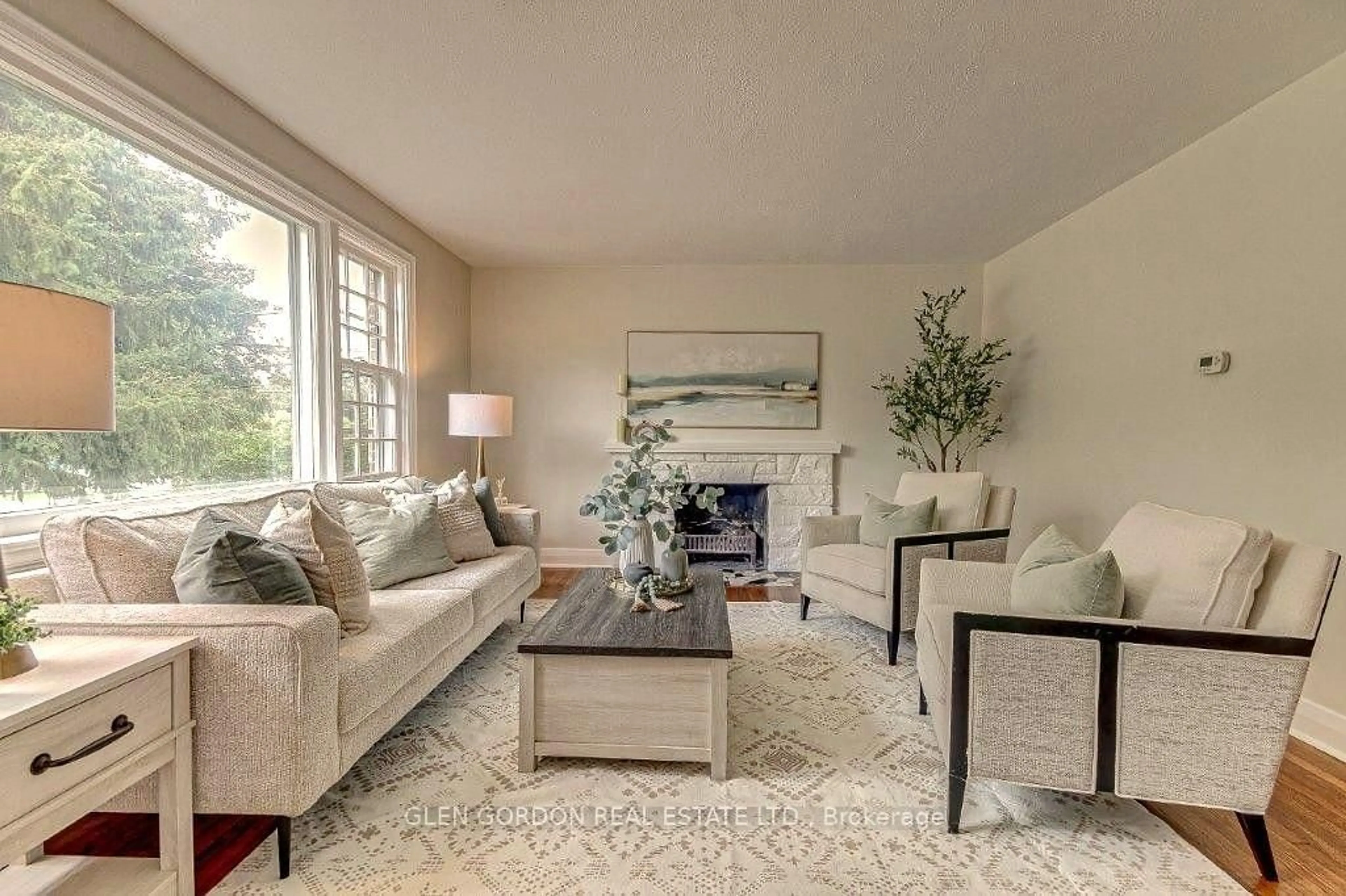 Living room with furniture, carpet floor for 595 Victoria St, London East Ontario N5Y 4B9